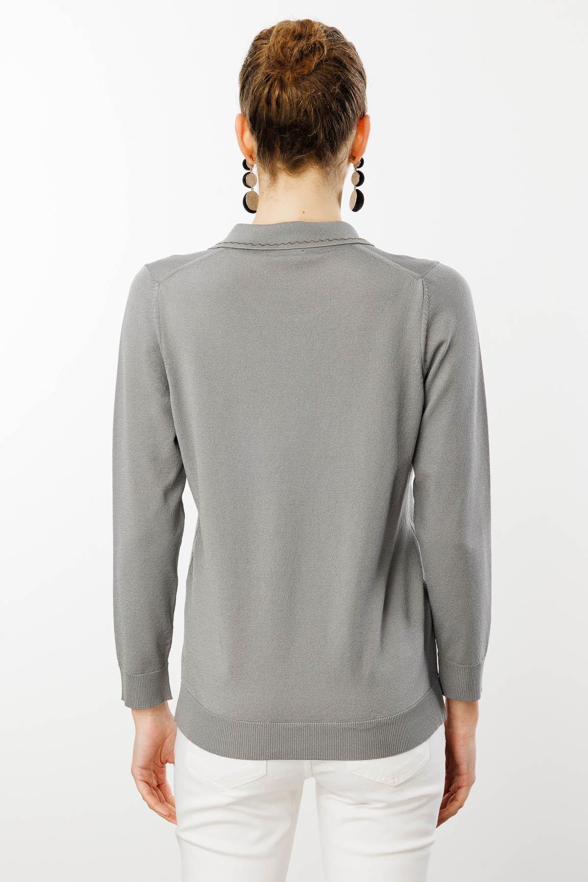 25359Kadın Polo Yaka Yakası Nakışlı Bluz Füme