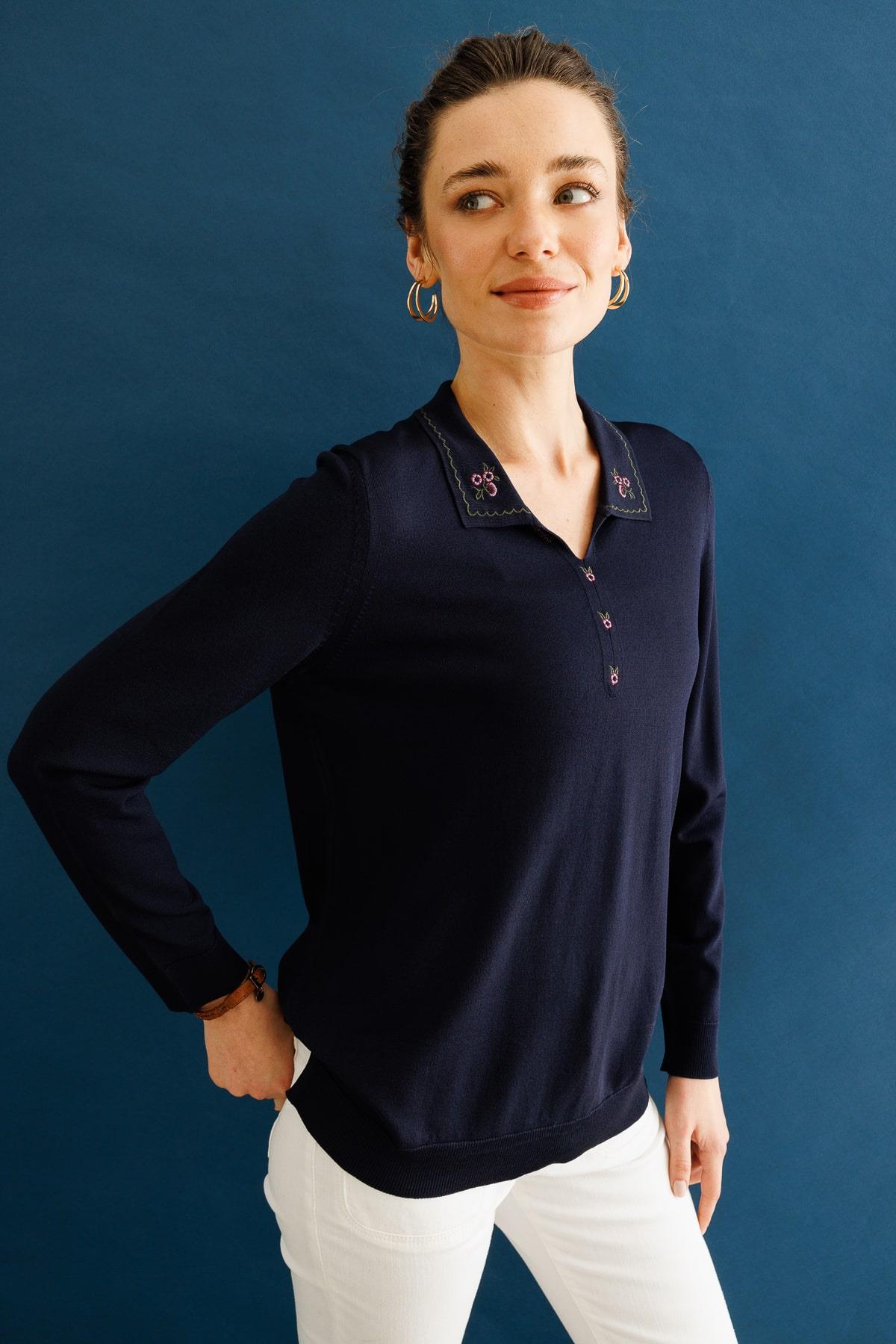 25359Kadın Polo Yaka Yakası Nakışlı Bluz Lacivert