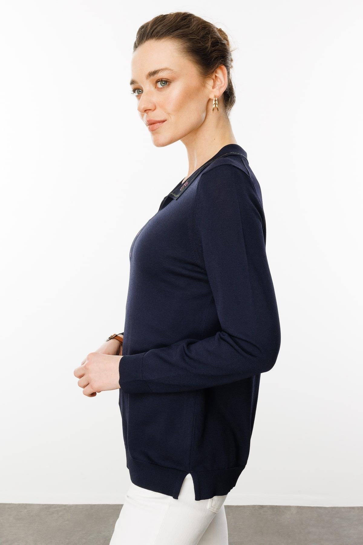 25359Kadın Polo Yaka Yakası Nakışlı Bluz Lacivert