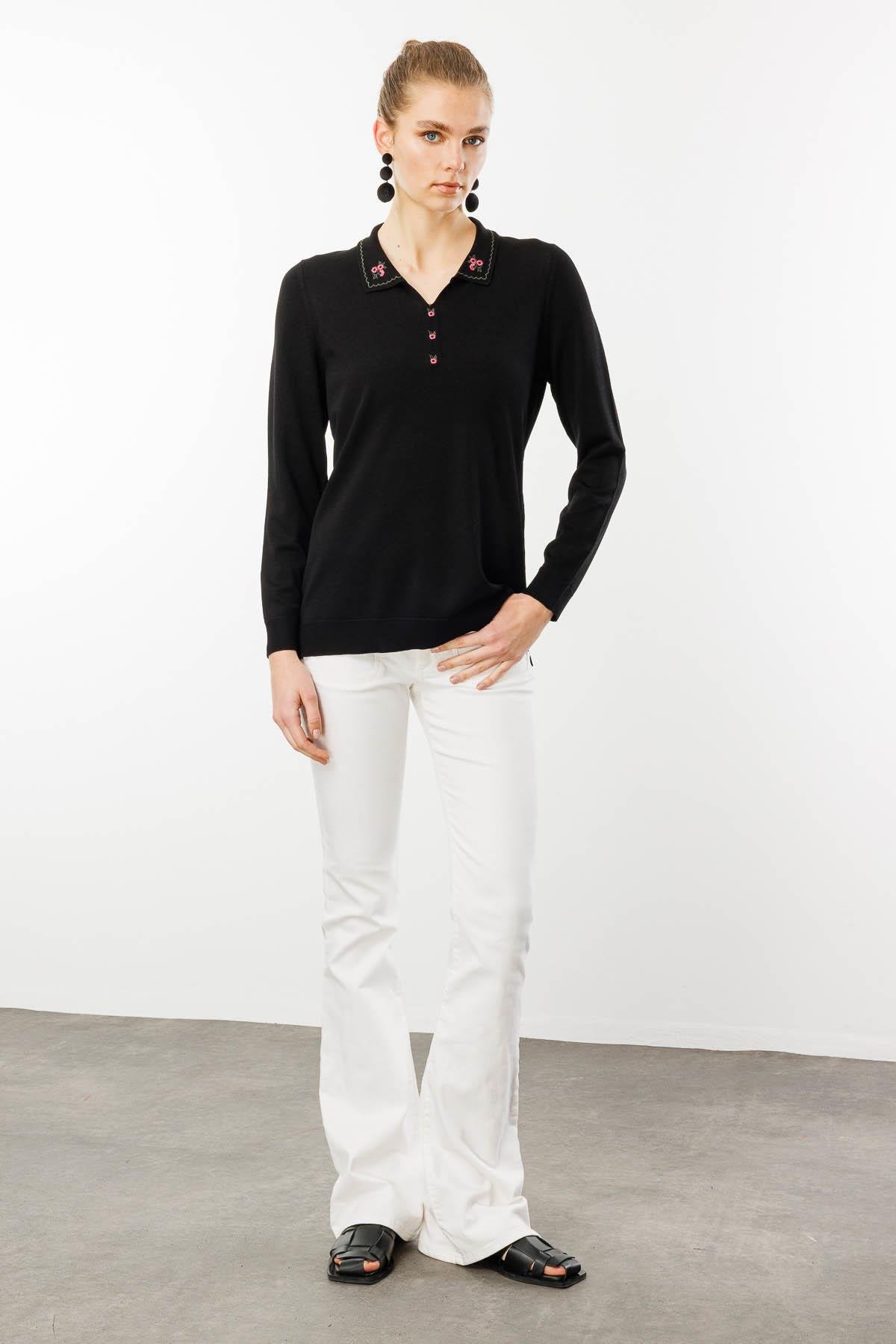 25359Kadın Polo Yaka Yakası Nakışlı Bluz Siyah