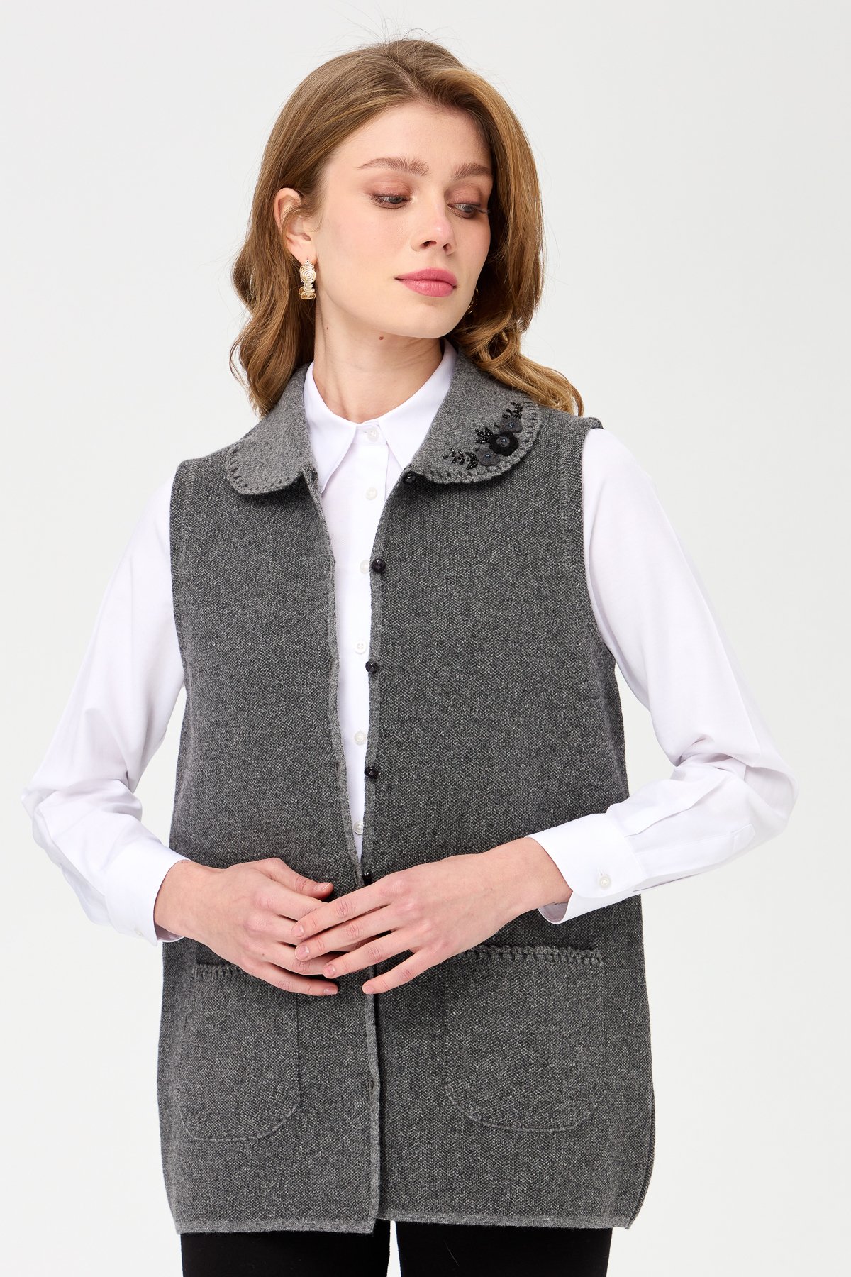 22228Kadın Polo Yaka Yakası ve Cebi Tığlamalı Yün Yelek Füme