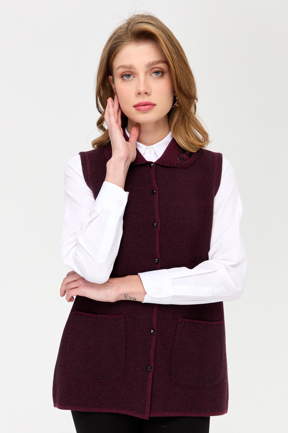 22228Kadın Polo Yaka Yakası ve Cebi Tığlamalı Yün Yelek K.Mürdüm