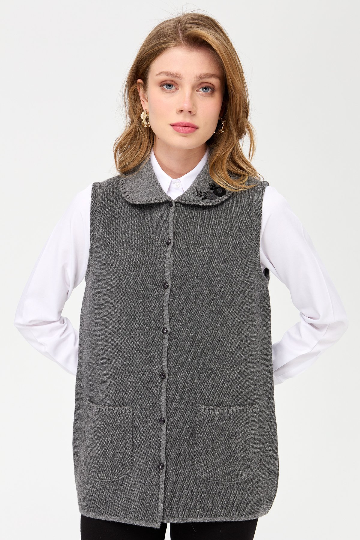 22228Kadın Polo Yaka Yakası ve Cebi Tığlamalı Yün Yelek Füme