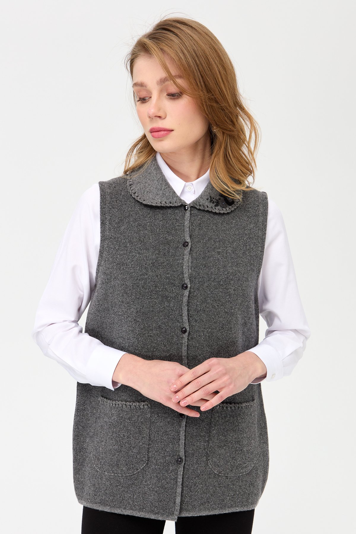 22228Kadın Polo Yaka Yakası ve Cebi Tığlamalı Yün Yelek Füme