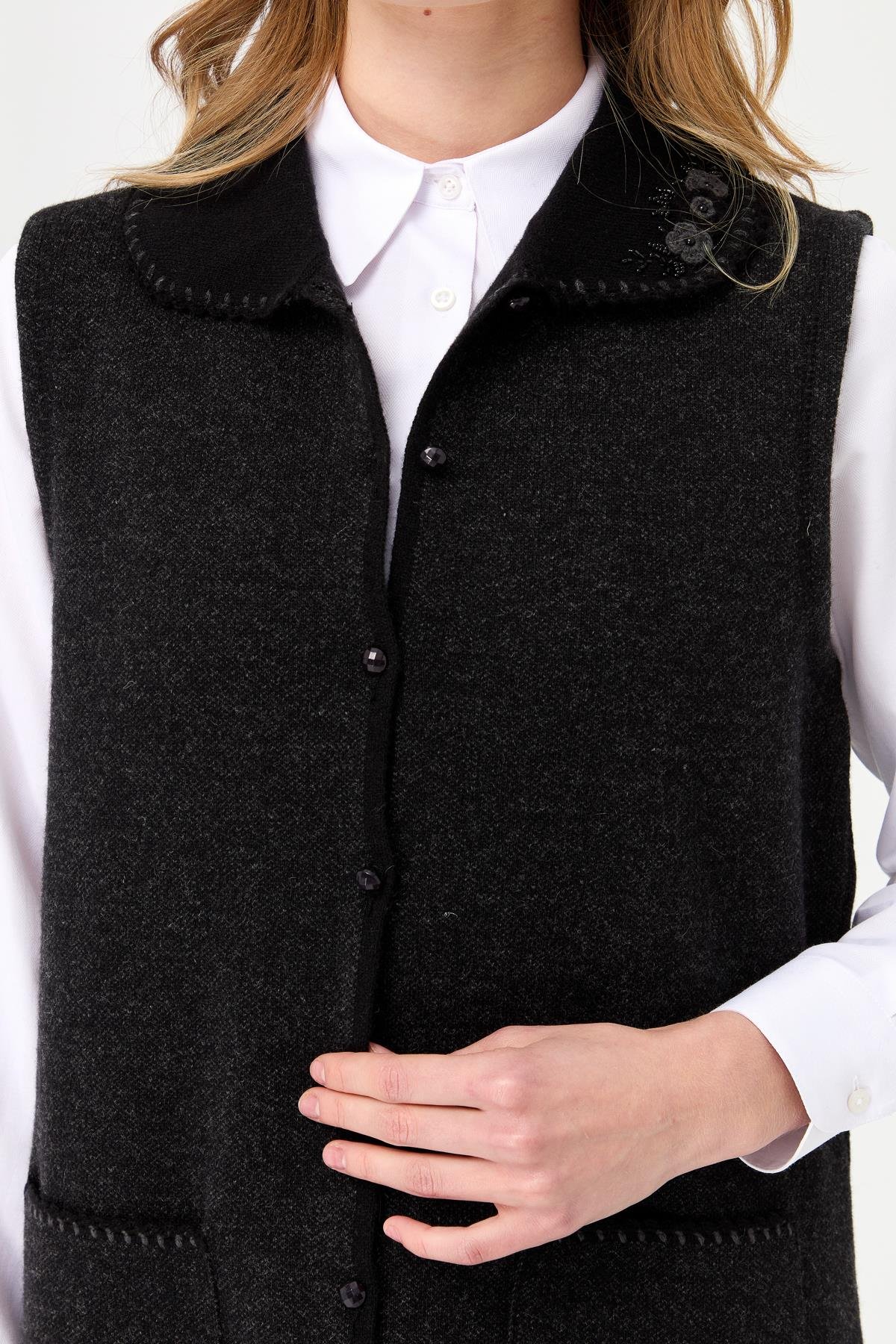 22228Kadın Polo Yaka Yakası ve Cebi Tığlamalı Yün Yelek Siyah