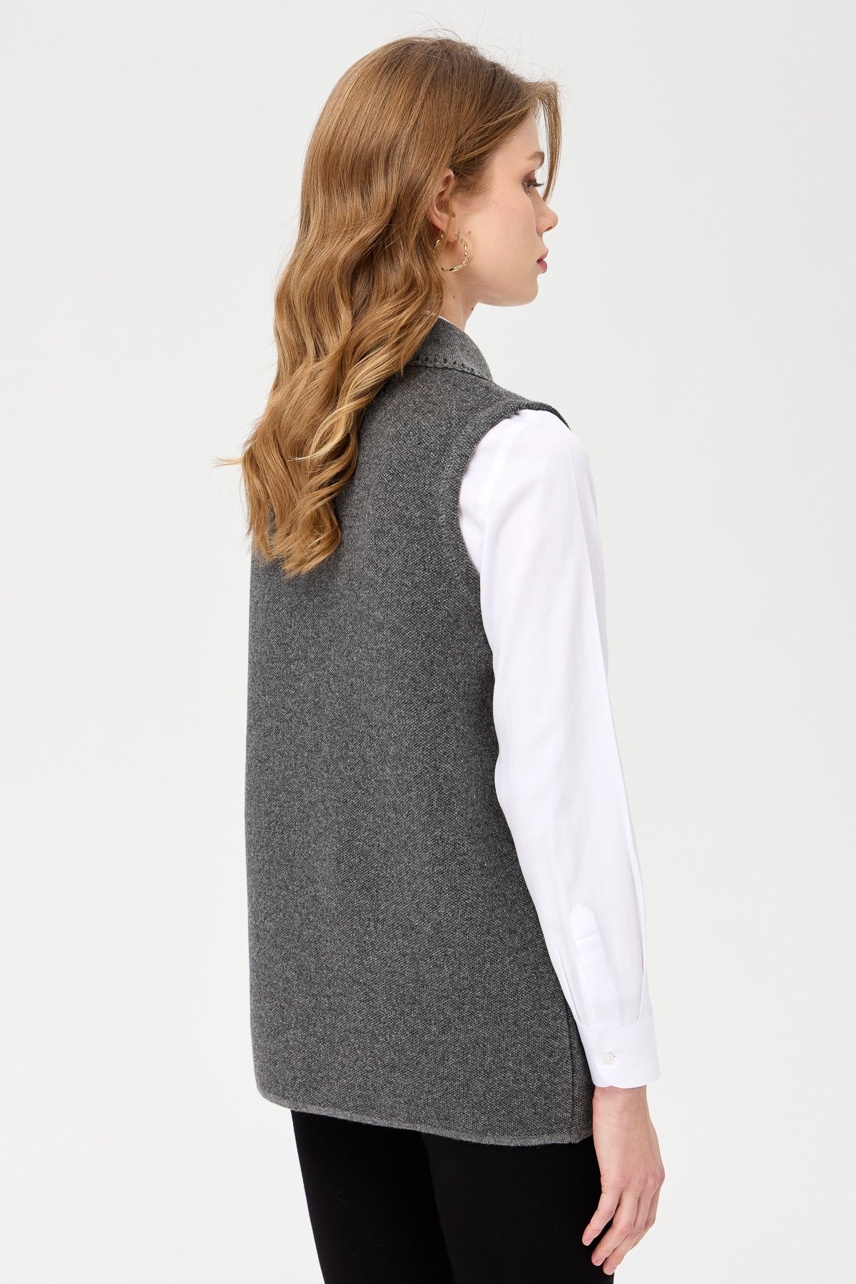 22228Kadın Polo Yaka Yakası ve Cebi Tığlamalı Yün Yelek Füme