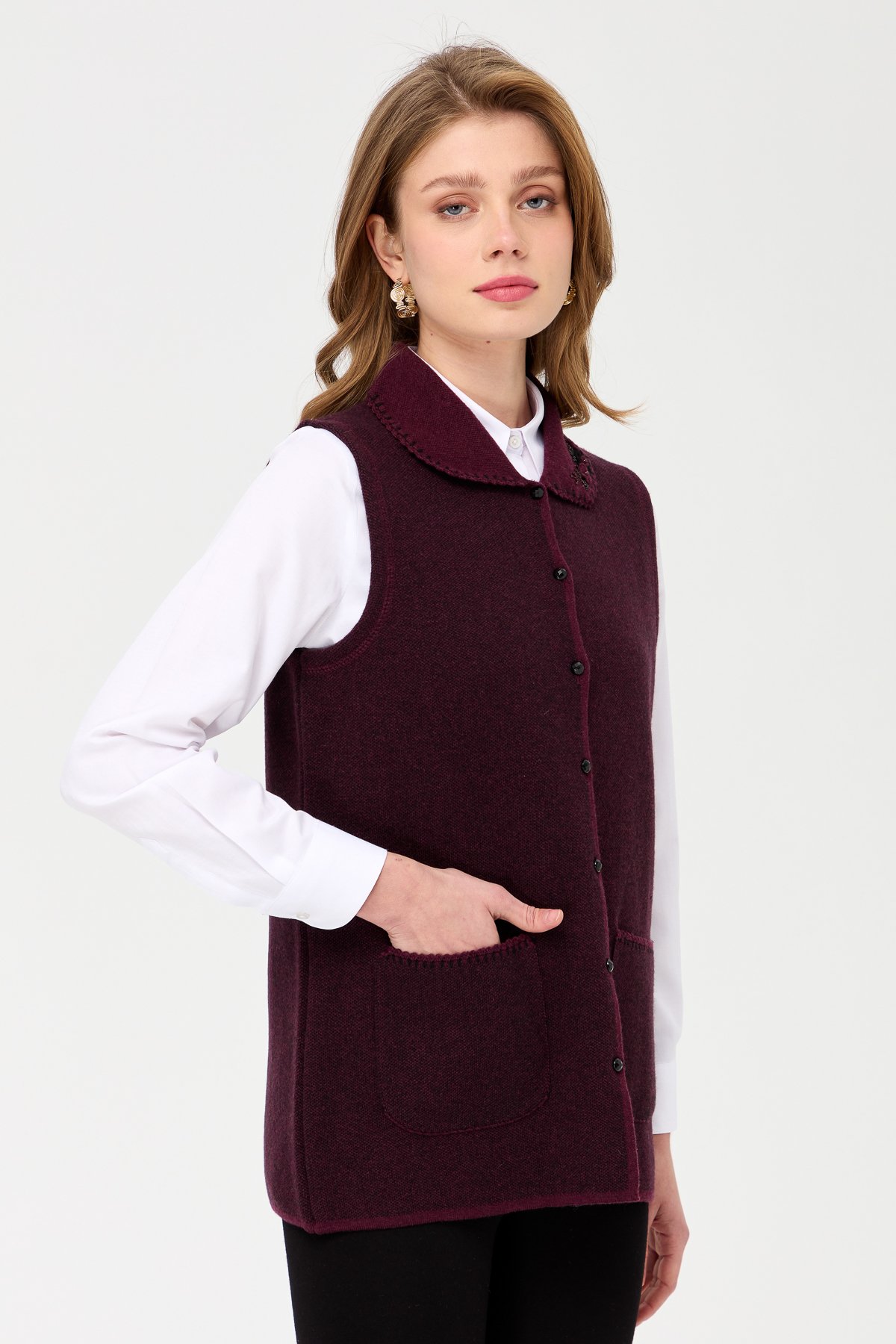 22228Kadın Polo Yaka Yakası ve Cebi Tığlamalı Yün Yelek K.Mürdüm