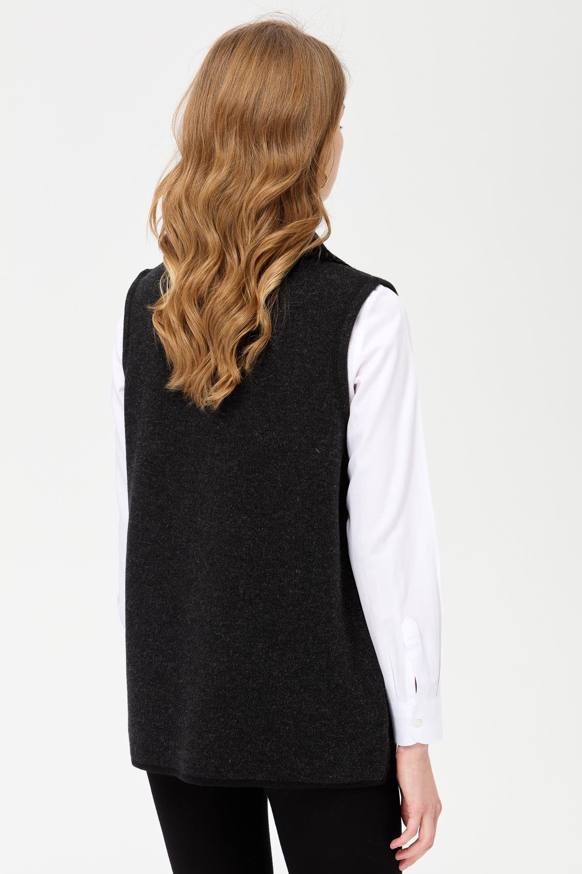 22228Kadın Polo Yaka Yakası ve Cebi Tığlamalı Yün Yelek Siyah