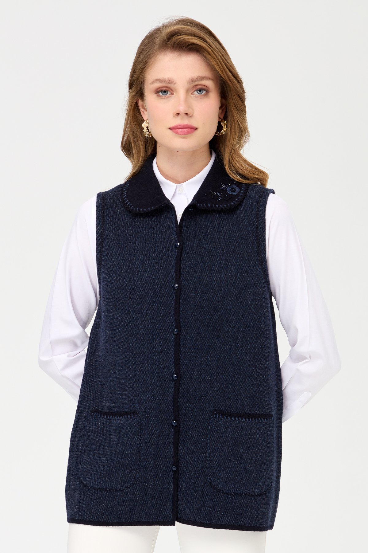 22228Kadın Polo Yaka Yakası ve Cebi Tığlamalı Yün Yelek K.Lacivert