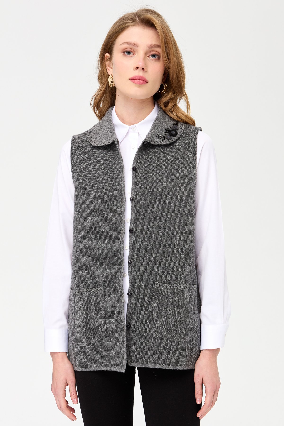 22228Kadın Polo Yaka Yakası ve Cebi Tığlamalı Yün Yelek Füme