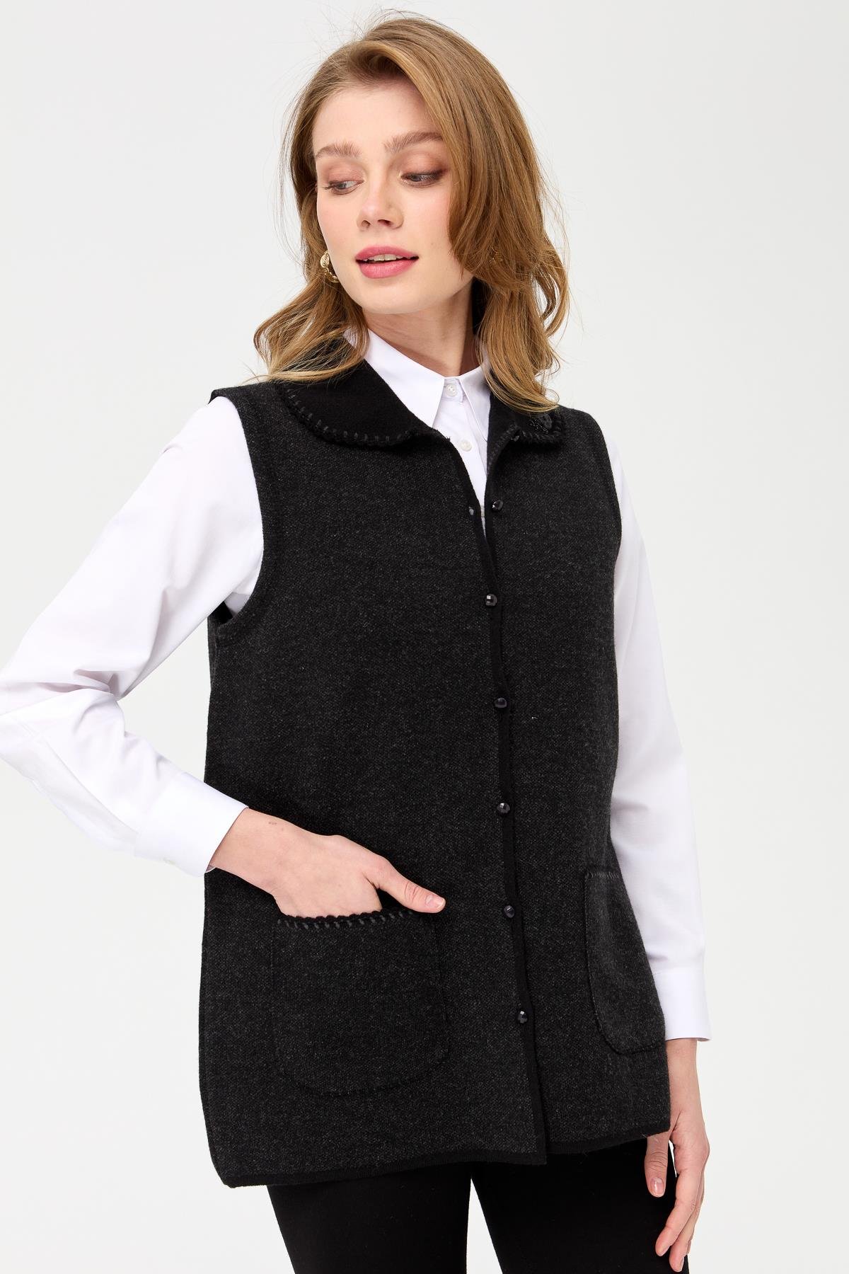 22228Kadın Polo Yaka Yakası ve Cebi Tığlamalı Yün Yelek Siyah