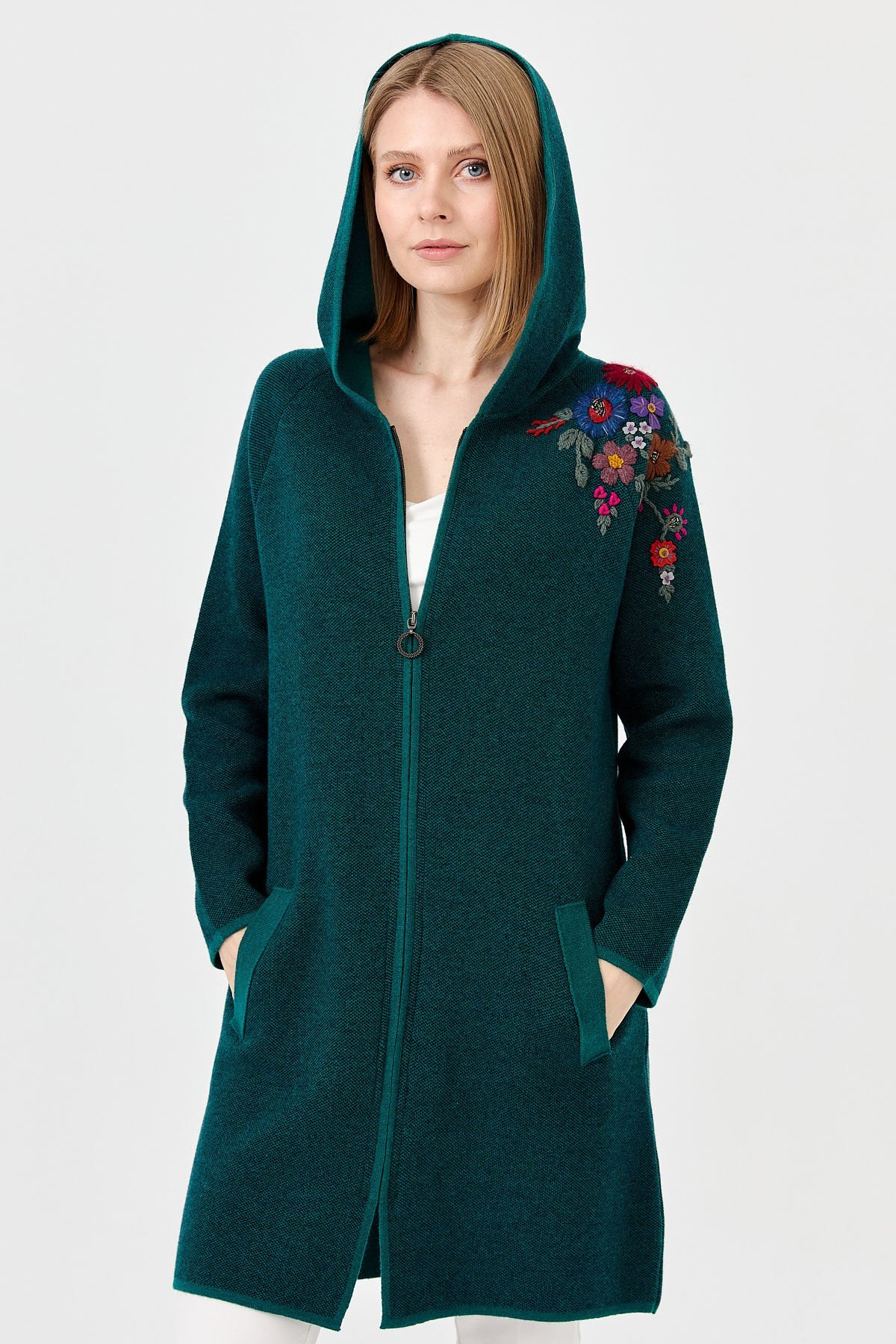 22011Kadın Reglan Kol Nakış İşlemeli Kapüşonlu Uzun Yün Kaban K.Ö.başı