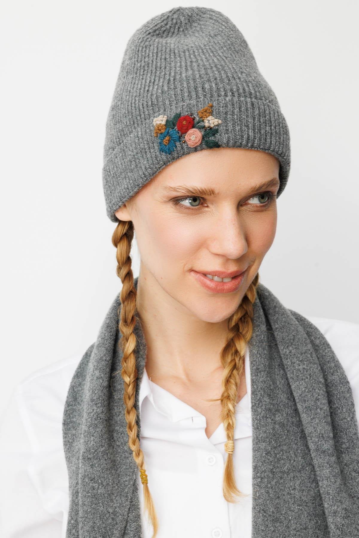 25070Kadın Rokoko Nakış İşlemeli Yün Bere Füme