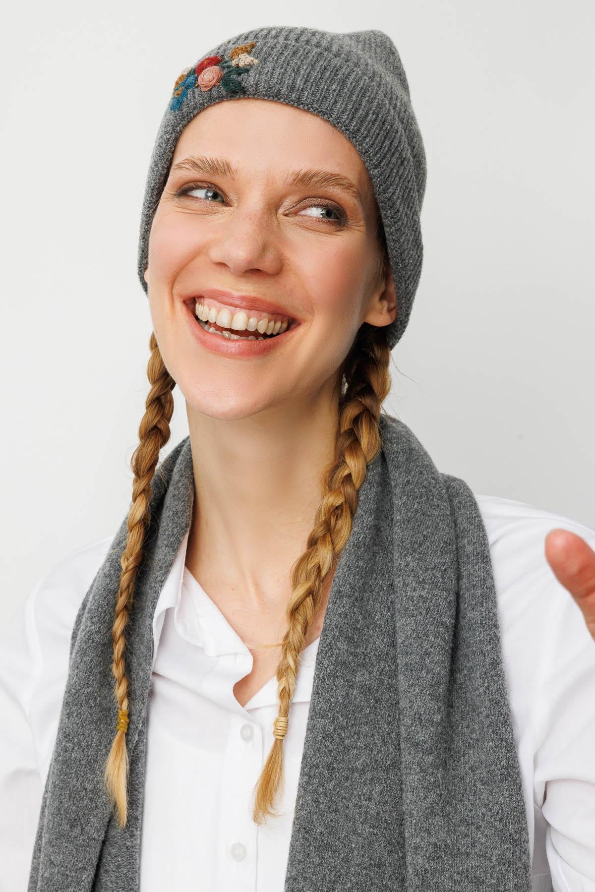 25070Kadın Rokoko Nakış İşlemeli Yün Bere Füme