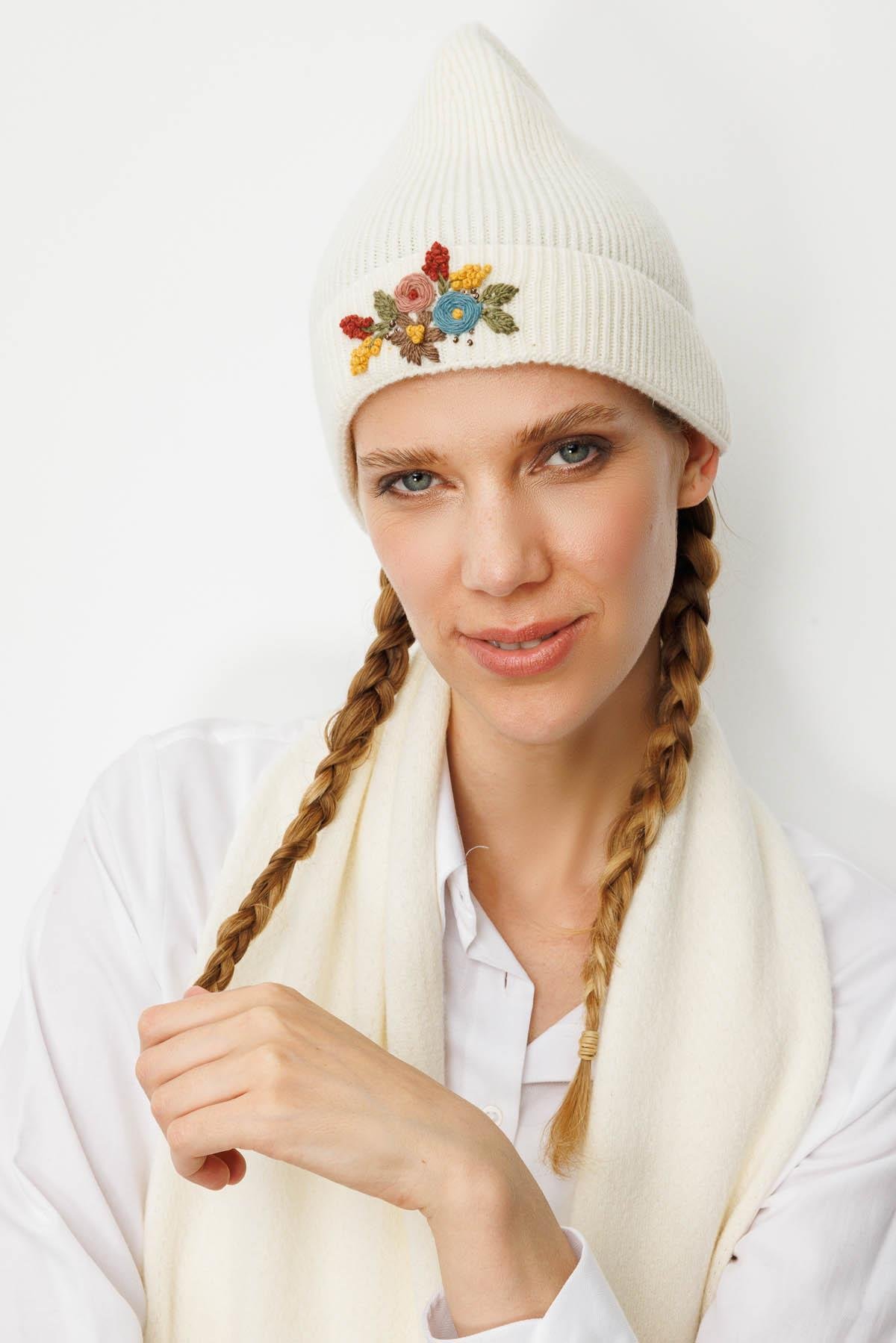 25070Kadın Rokoko Nakış İşlemeli Yün Bere Kemik