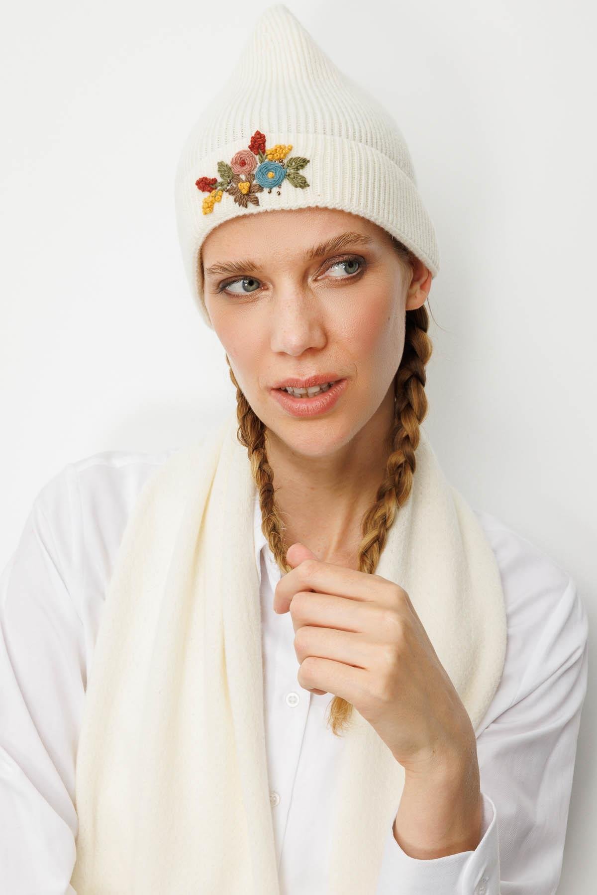 25070Kadın Rokoko Nakış İşlemeli Yün Bere Kemik