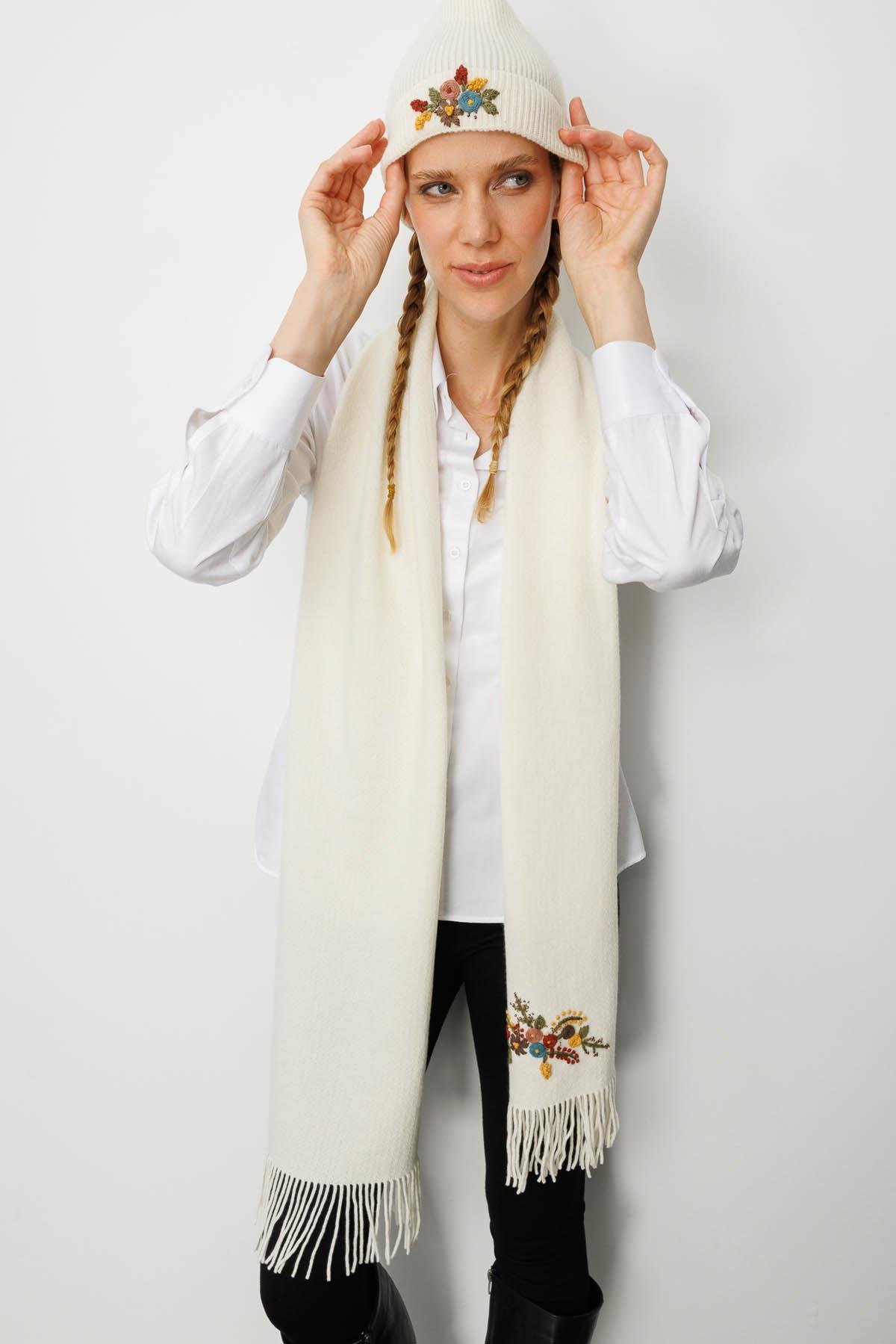 25070Kadın Rokoko Nakış İşlemeli Yün Bere Kemik