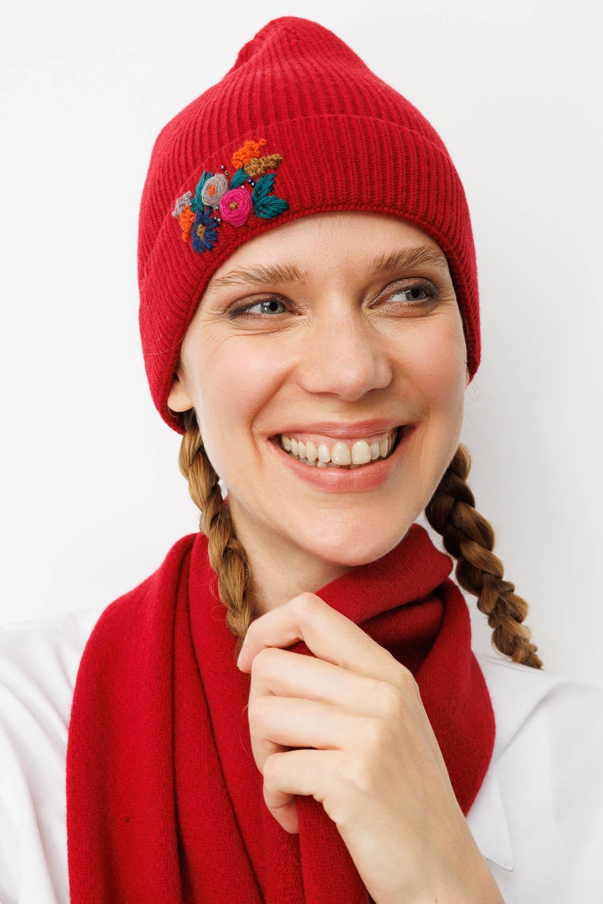 25070Kadın Rokoko Nakış İşlemeli Yün Bere K.Kırmızı