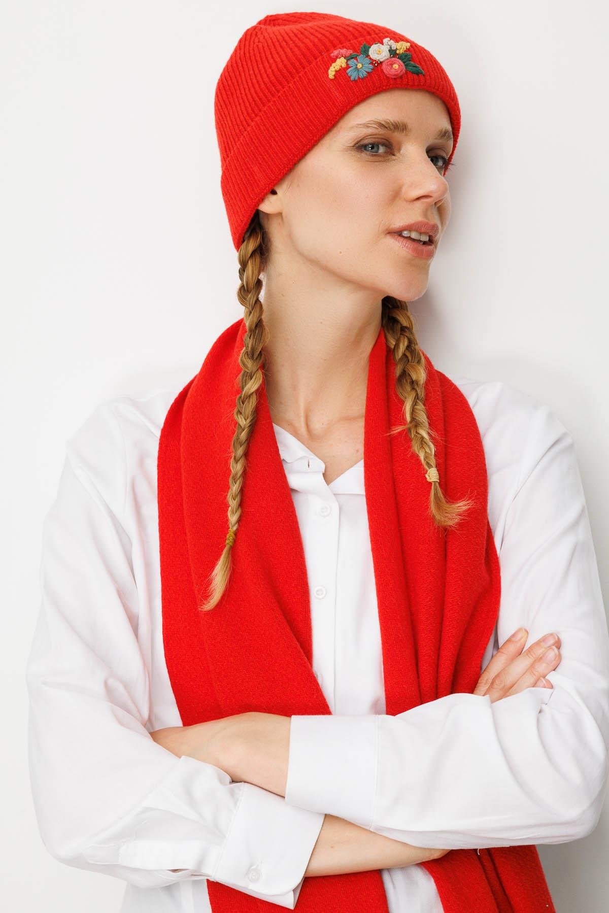 25070Kadın Rokoko Nakış İşlemeli Yün Bere Mercan