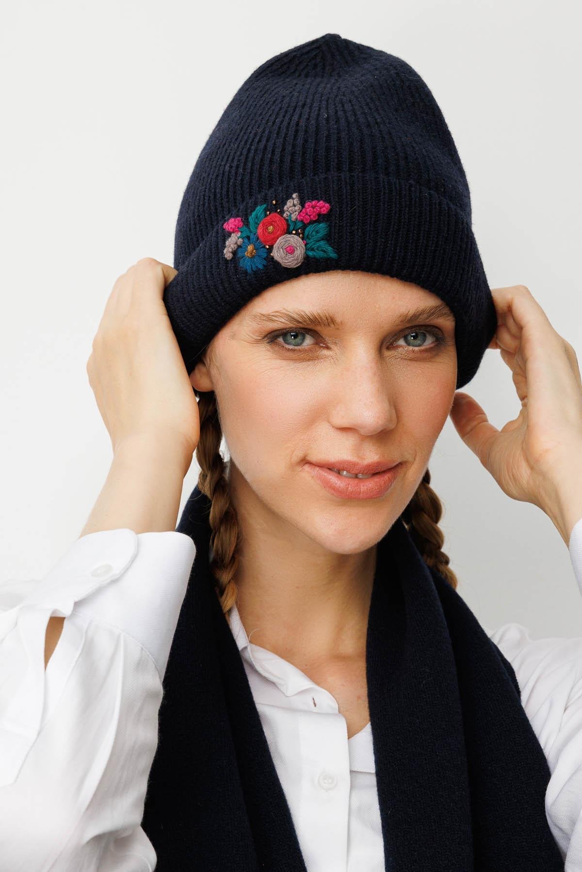 25070Kadın Rokoko Nakış İşlemeli Yün Bere Siyah