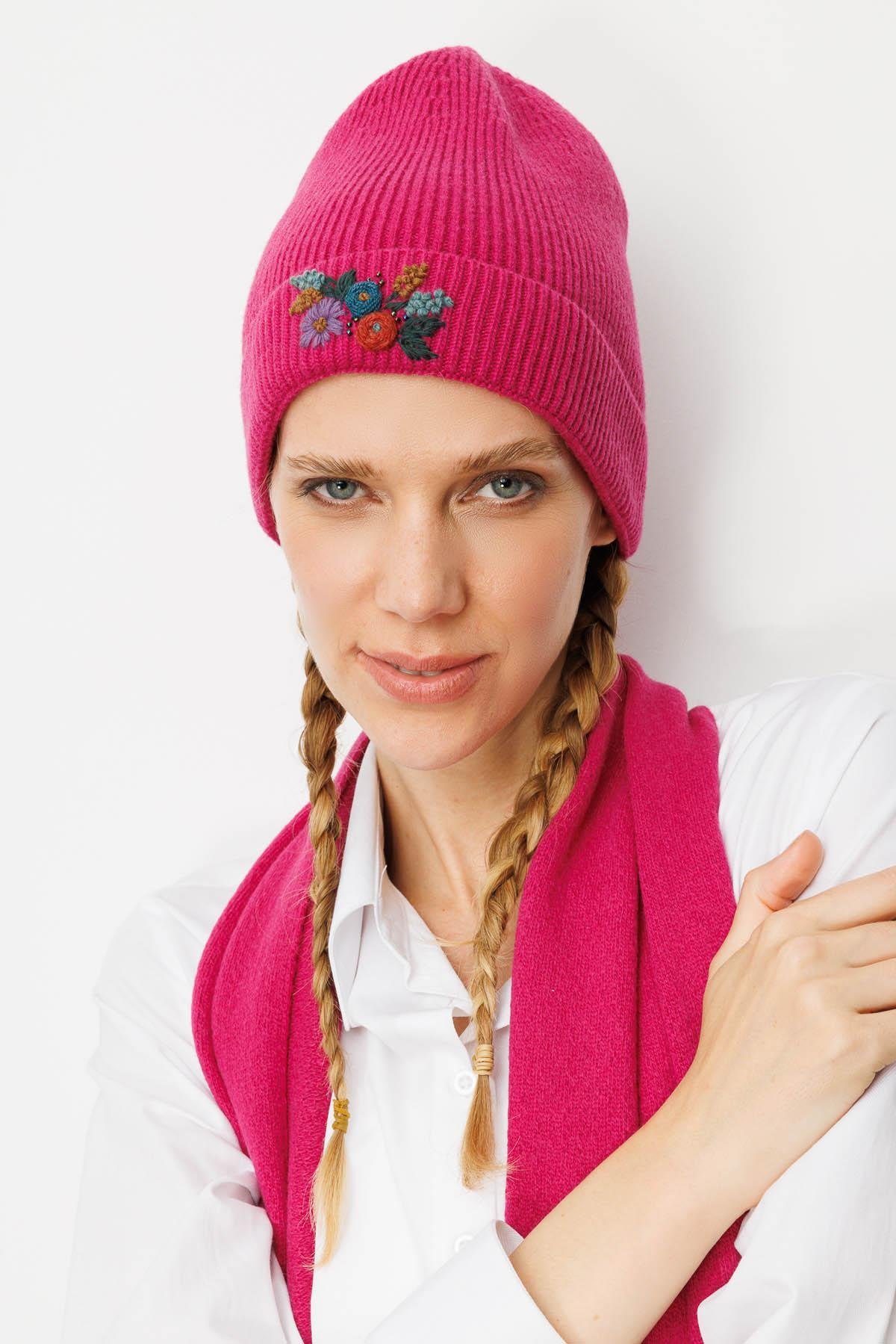 25070Kadın Rokoko Nakış İşlemeli Yün Bere Sıklamen