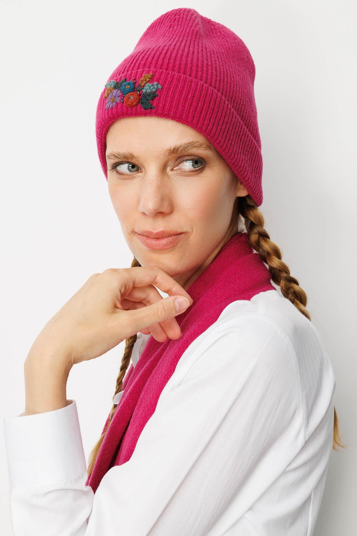 25070Kadın Rokoko Nakış İşlemeli Yün Bere Sıklamen