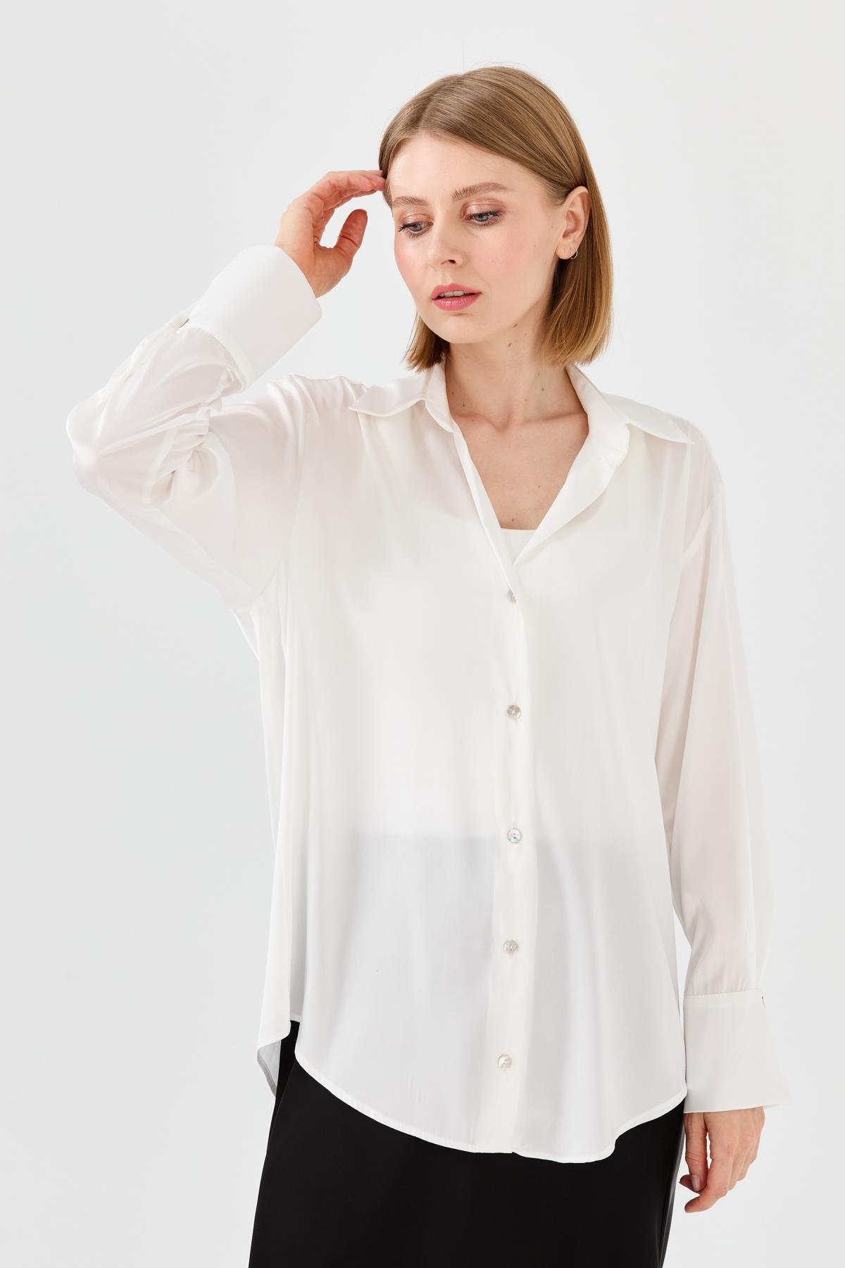 23711Kadın Saten Patlı Gömlek Ekru