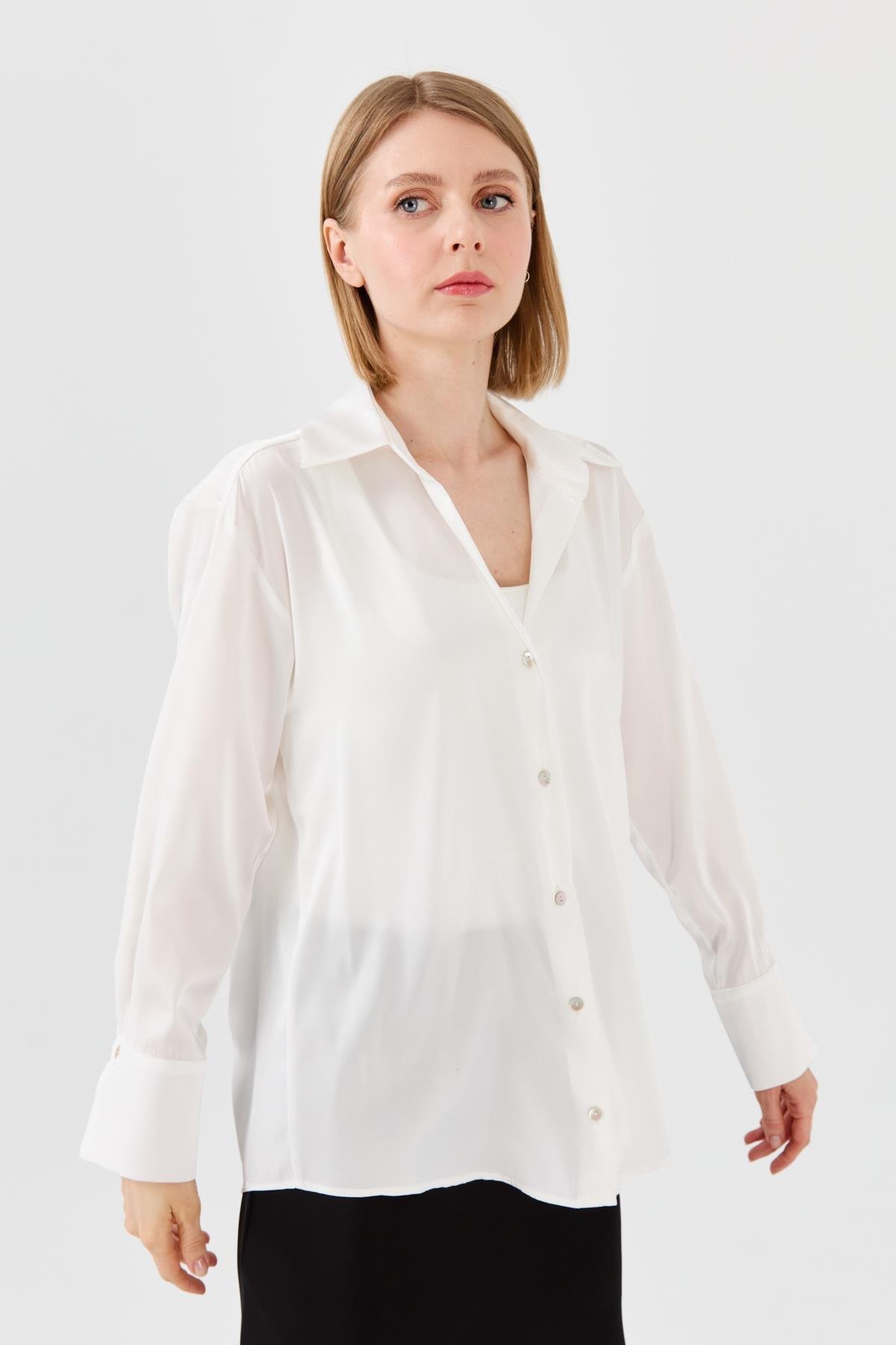 23711Kadın Saten Patlı Gömlek Ekru