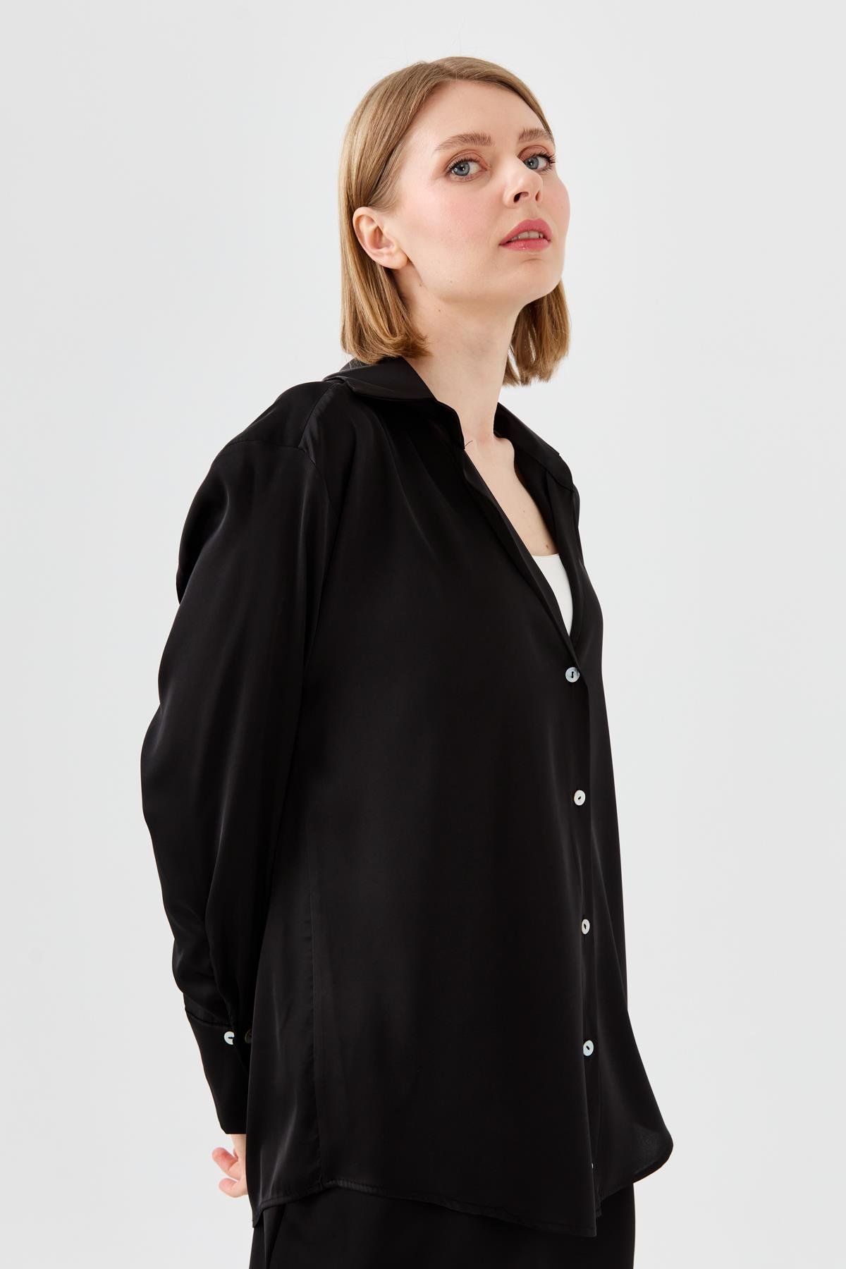 23711Kadın Saten Patlı Gömlek Siyah