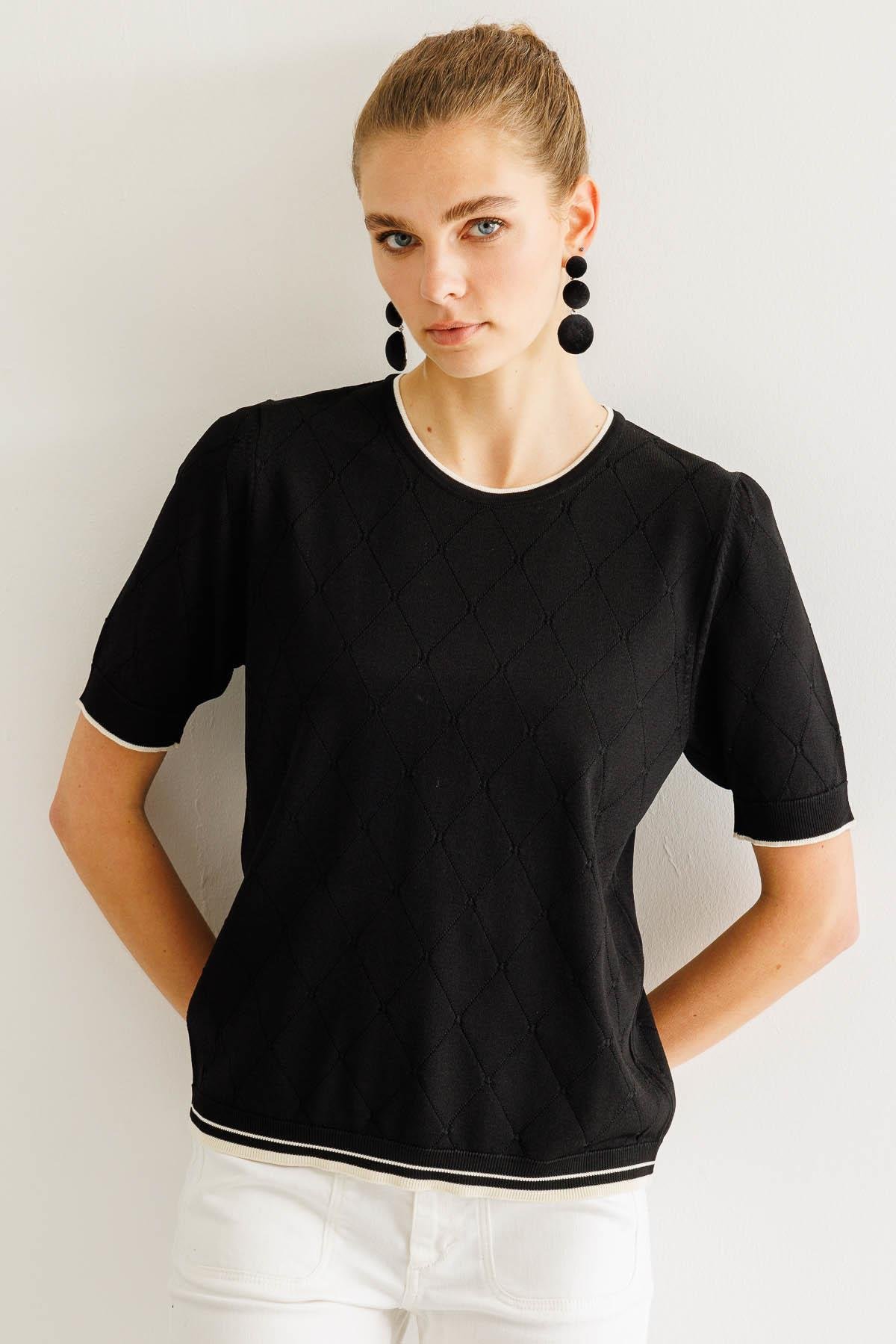 25356Kadın Sıfır Yaka Baklava Desenli T-shirt Siyah