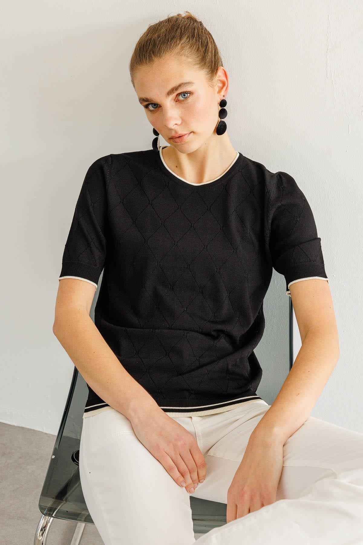 25356Kadın Sıfır Yaka Baklava Desenli T-shirt Siyah