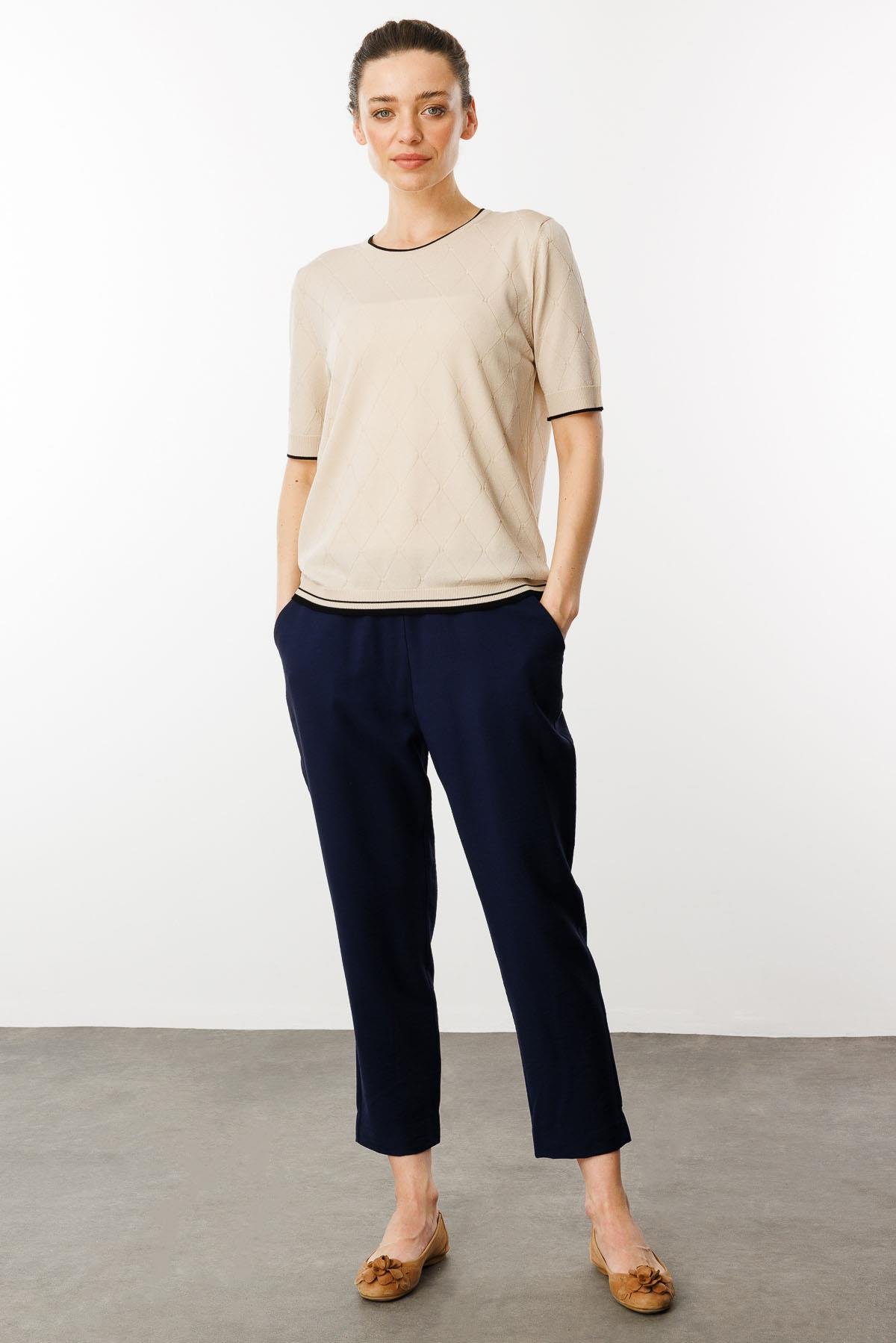 25356Kadın Sıfır Yaka Baklava Desenli T-shirt Bej