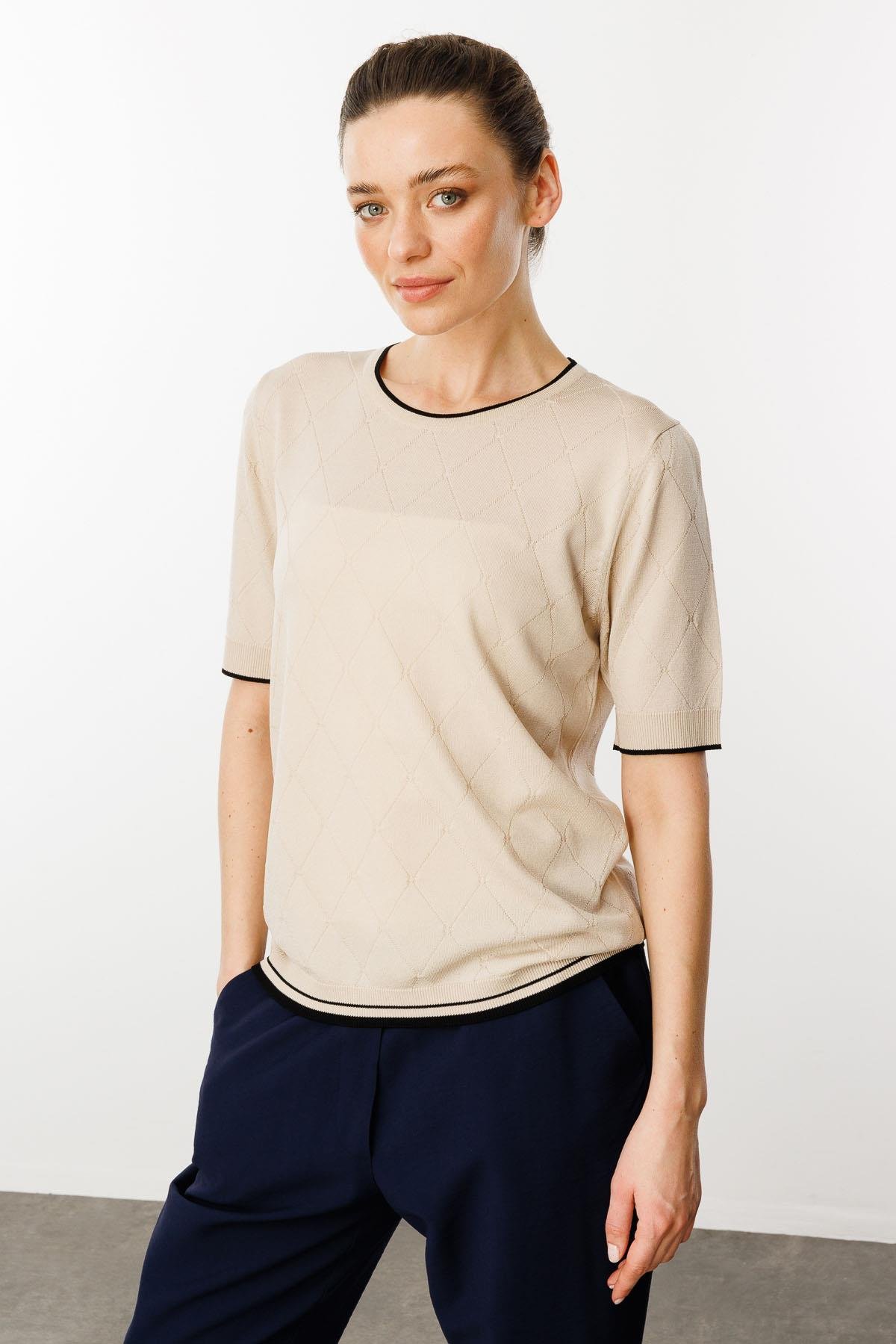 25356Kadın Sıfır Yaka Baklava Desenli T-shirt Bej