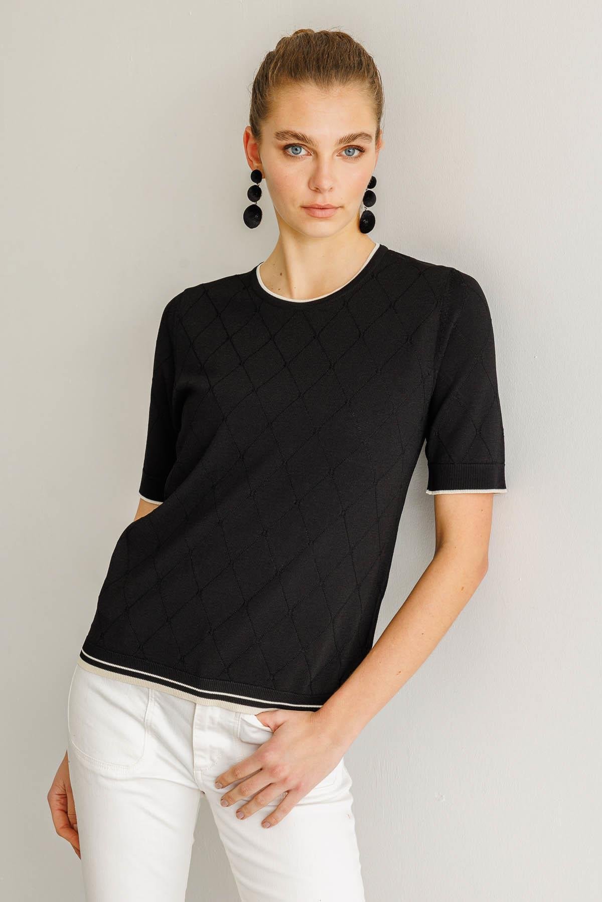 25356Kadın Sıfır Yaka Baklava Desenli T-shirt Siyah