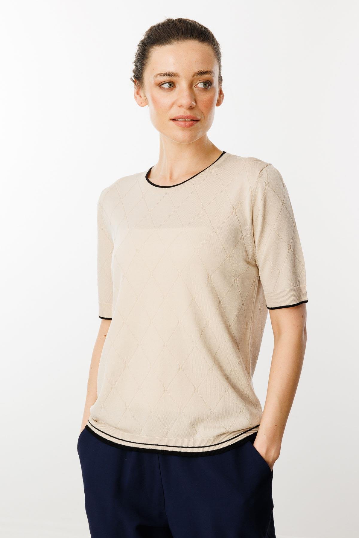 25356Kadın Sıfır Yaka Baklava Desenli T-shirt Bej