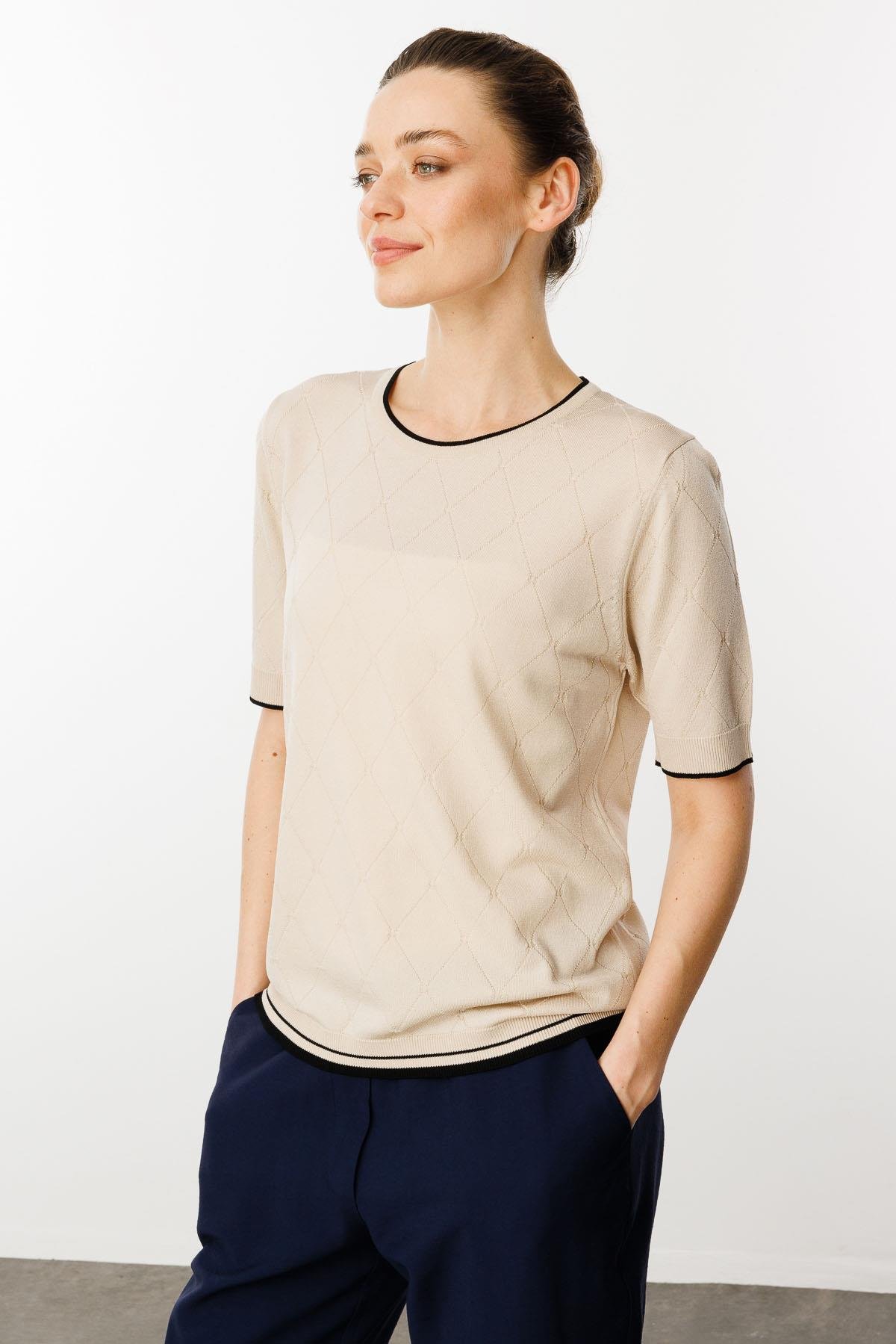 25356Kadın Sıfır Yaka Baklava Desenli T-shirt Bej