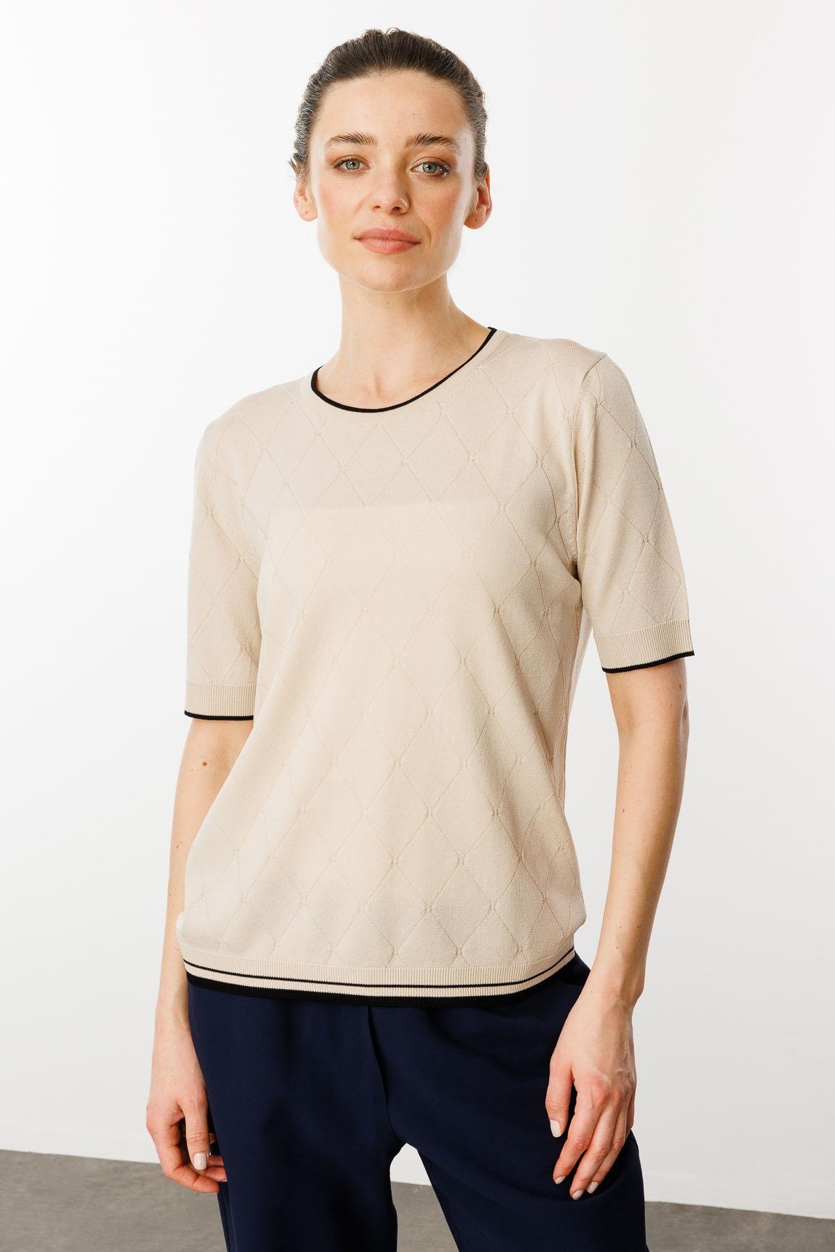 25356Kadın Sıfır Yaka Baklava Desenli T-shirt Bej