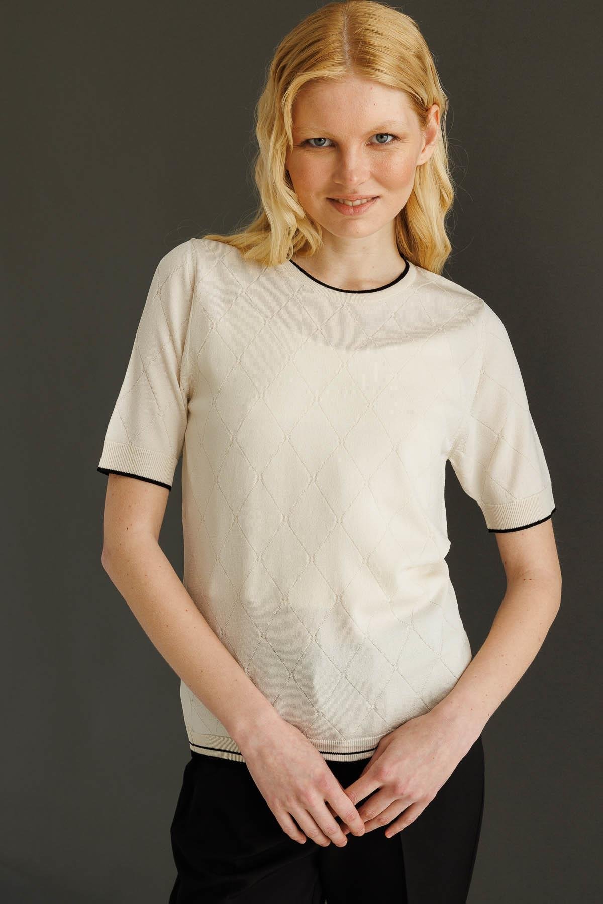 25356Kadın Sıfır Yaka Baklava Desenli T-shirt Krem