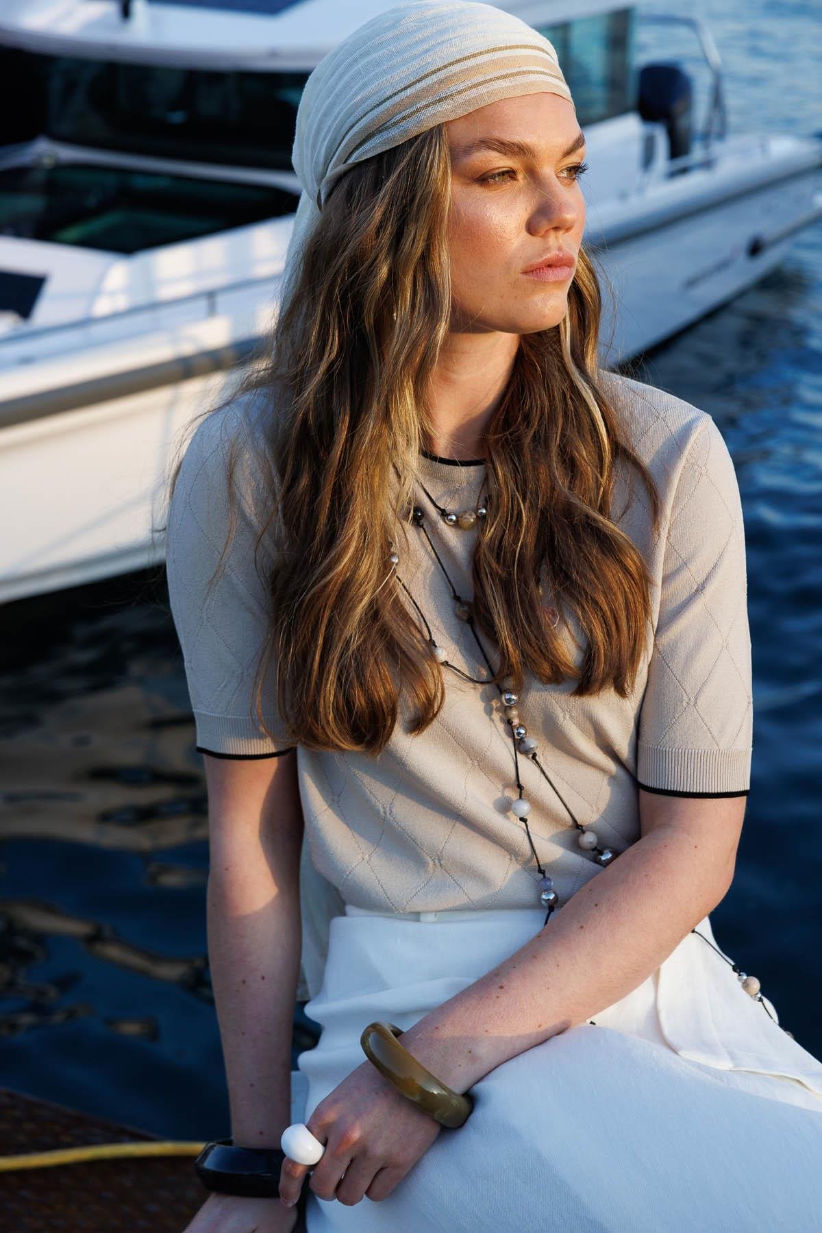 25356Kadın Sıfır Yaka Baklava Desenli T-shirt Bej