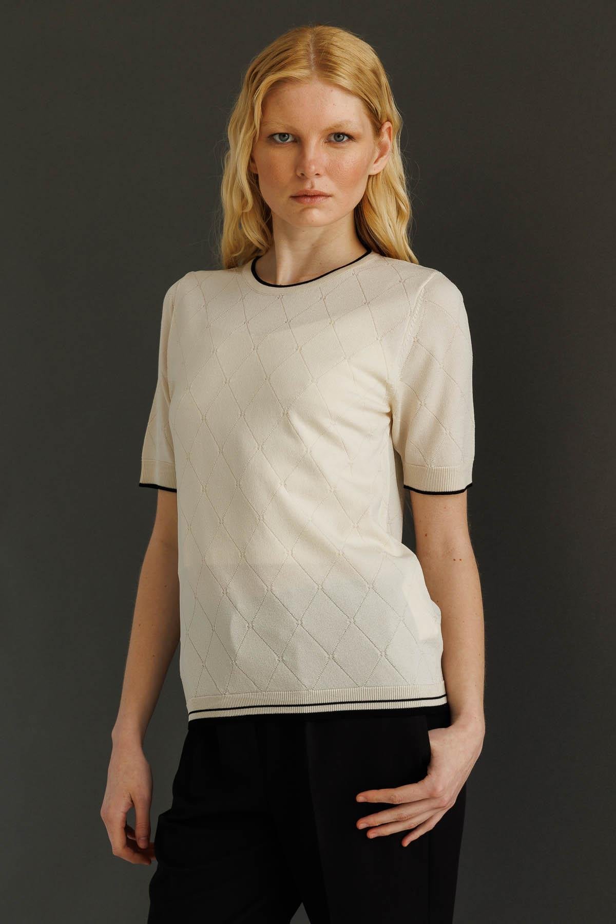 25356Kadın Sıfır Yaka Baklava Desenli T-shirt Krem