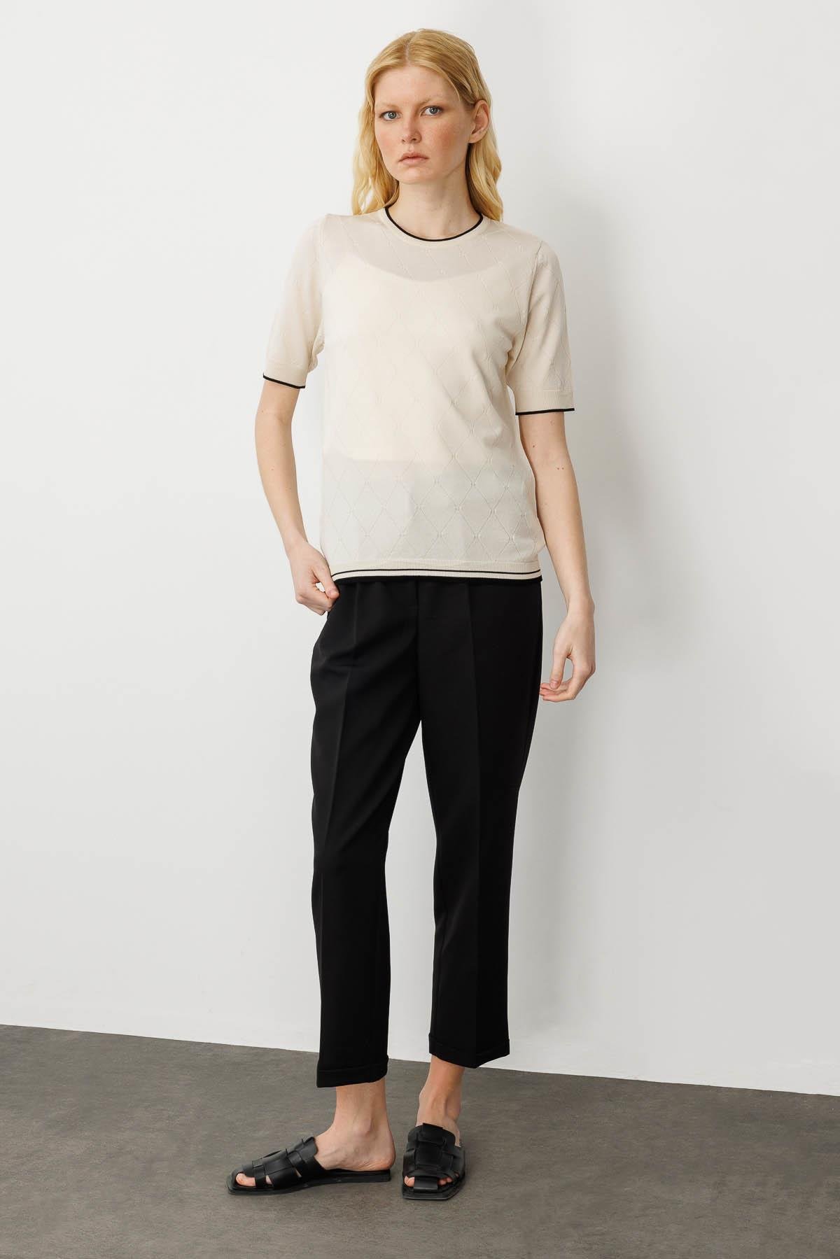 25356Kadın Sıfır Yaka Baklava Desenli T-shirt Krem