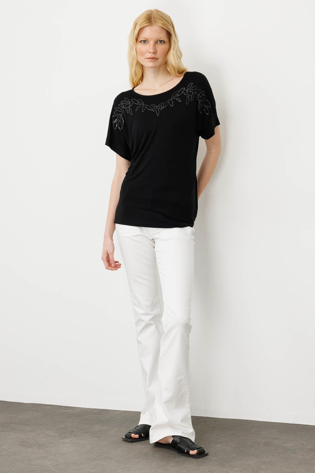 25859Kadın Sıfır Yaka Boncuk İşlemeli Penye T-shirt Siyah