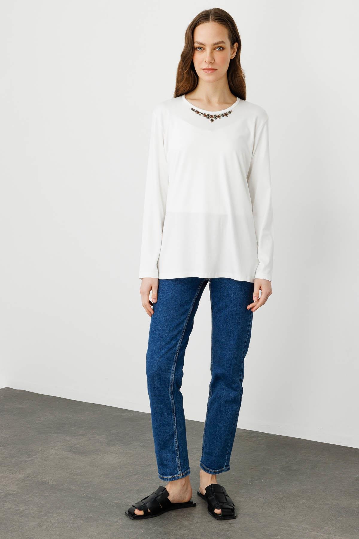 25706Kadın V Yaka Boncuk İşlemeli Penye Bluz Ekru