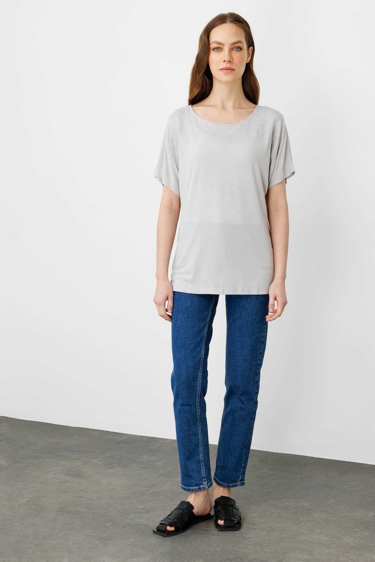 25859Kadın Sıfır Yaka Boncuk İşlemeli Penye T-shirt Taş