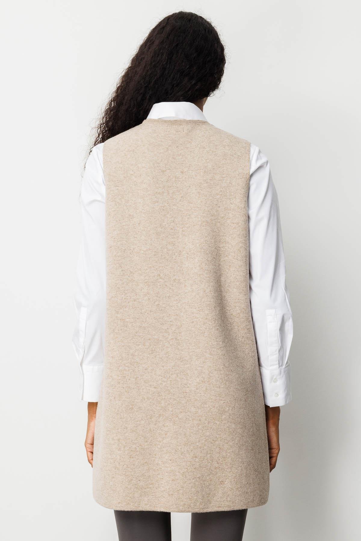 25021Kadın Sıfır Yaka Cebi Tığlamalı Uzun Yün Yelek K.Bej