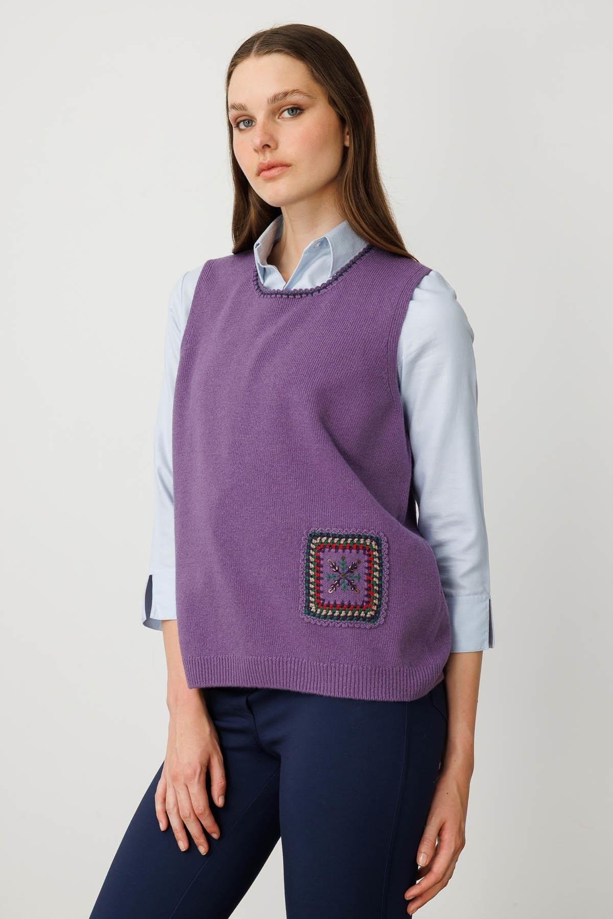 25200Kadın Sıfır Yaka Cebi ve Yakası Renkli Tığlamalı Yün Süveter Mor