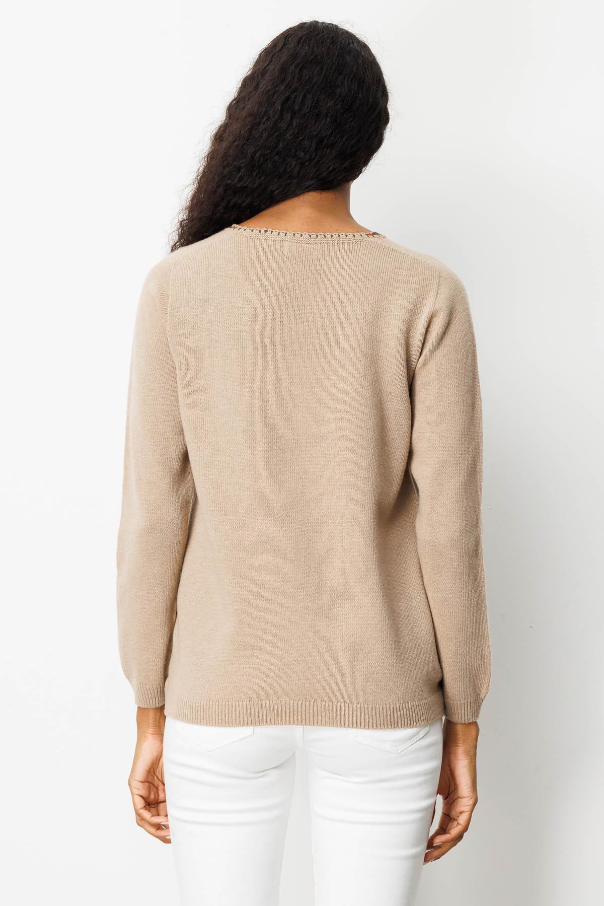 25201Kadın Sıfır Yaka Cebi ve Yakası Tığlamalı Yün Kazak Bej