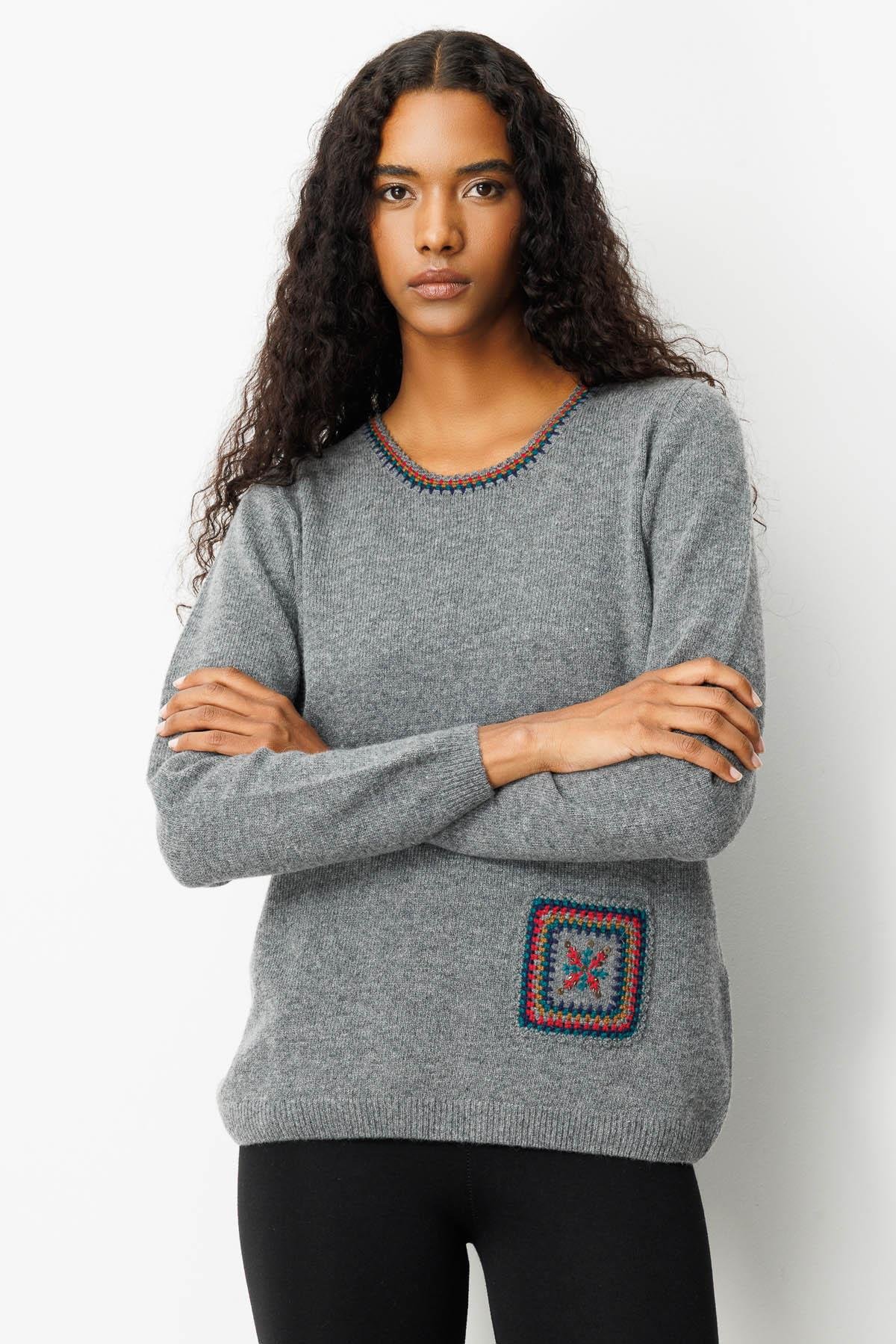 25201Kadın Sıfır Yaka Cebi ve Yakası Tığlamalı Yün Kazak Füme