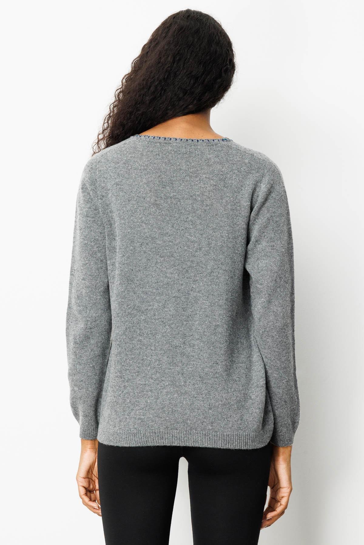 25201Kadın Sıfır Yaka Cebi ve Yakası Tığlamalı Yün Kazak Füme