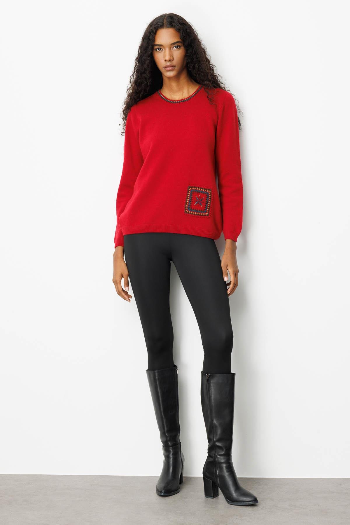 25201Kadın Sıfır Yaka Cebi ve Yakası Tığlamalı Yün Kazak K.Kırmızı